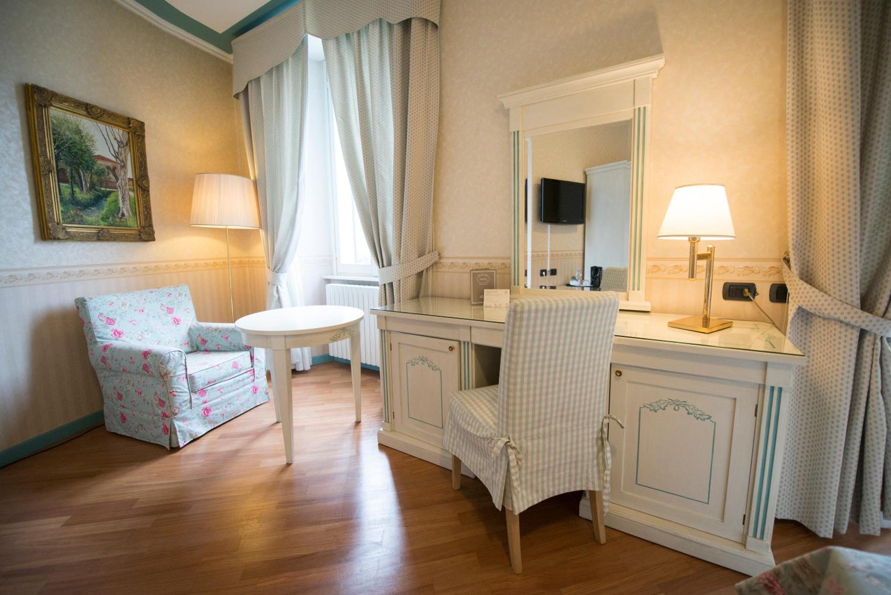 Double Room with Lake View - Photo 13