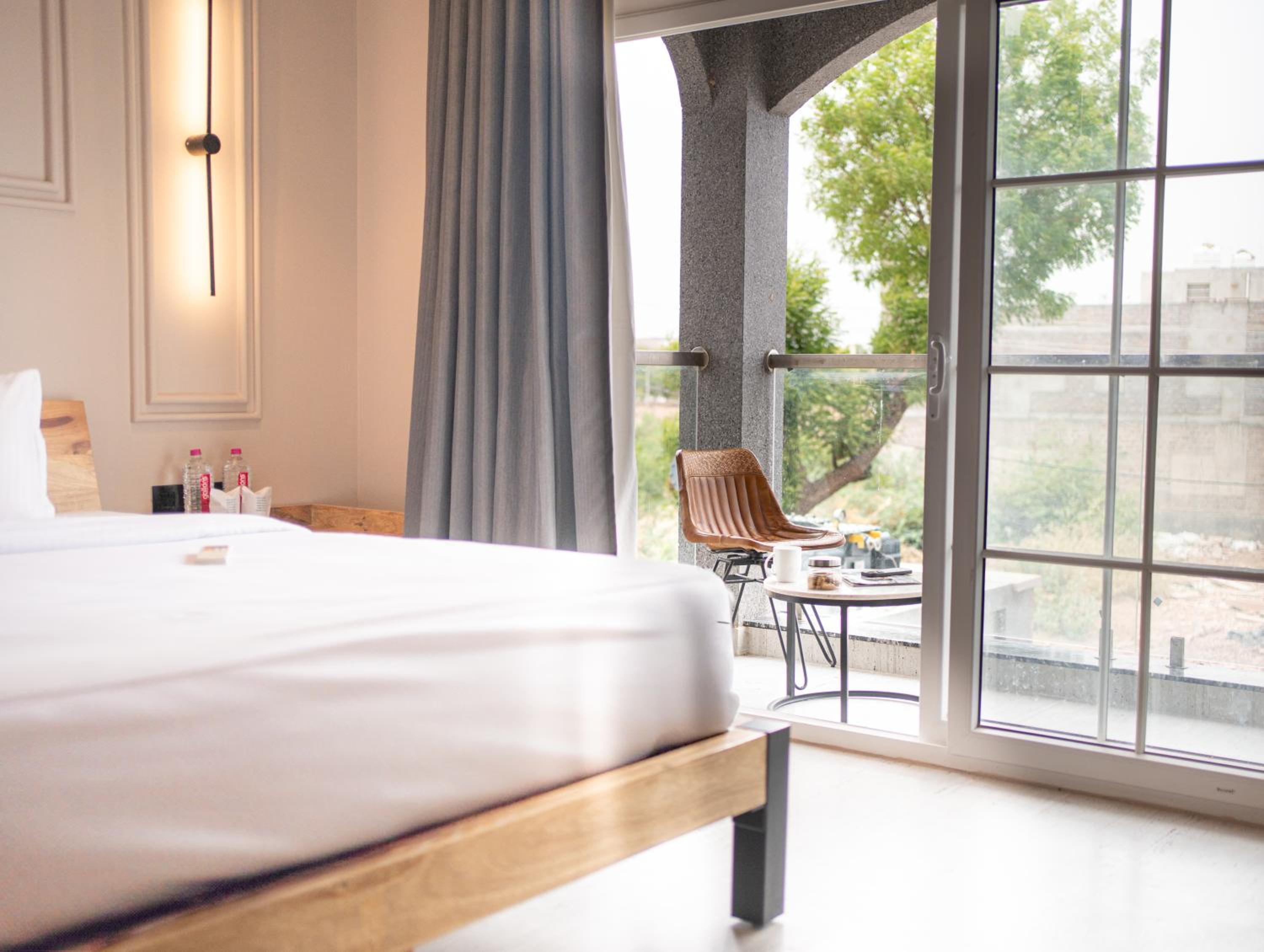 Deluxe Double Room with Balcony - Photo 7