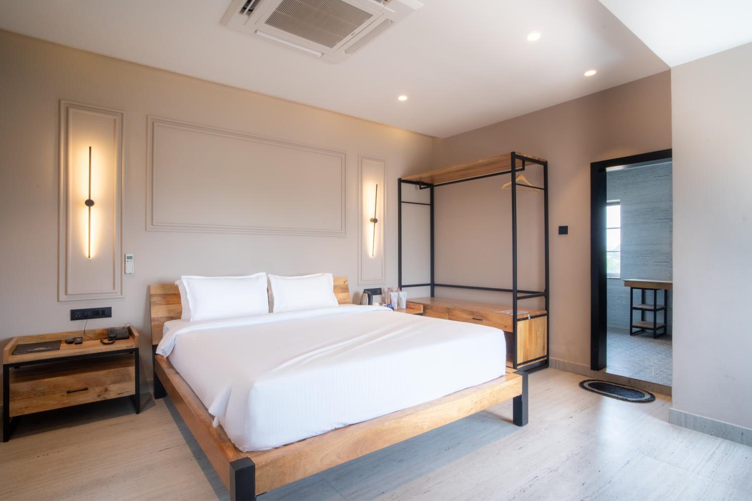 Deluxe Double Room - Photo 16
