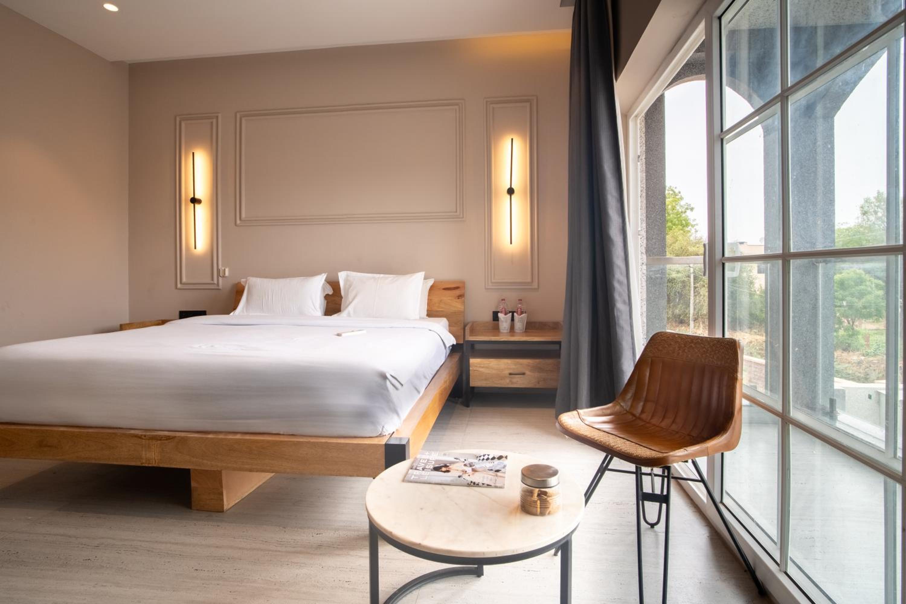 Deluxe Double Room with Balcony - Photo 9