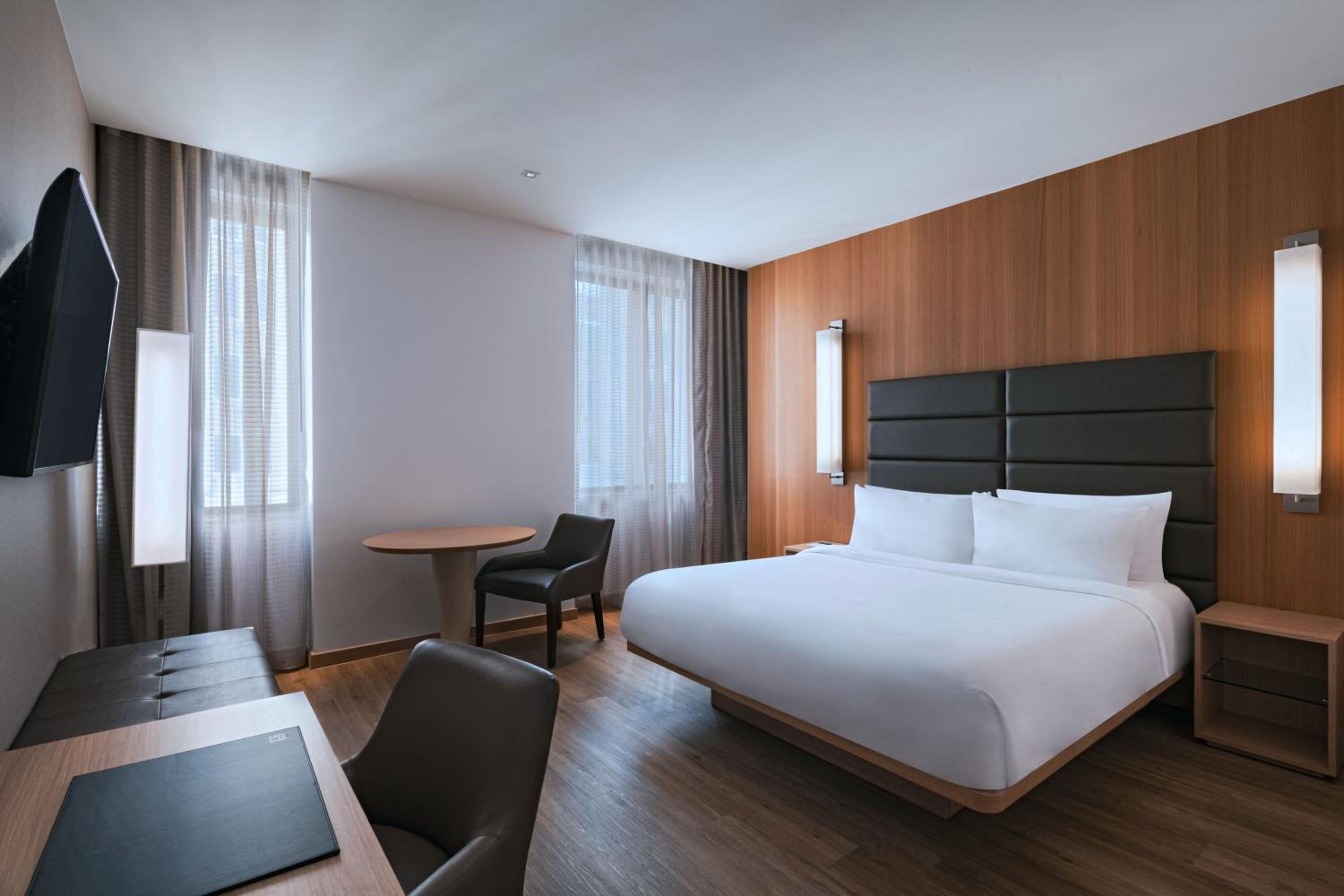 King Room with Adapted Tub - Mobility and Hearing Accessible
