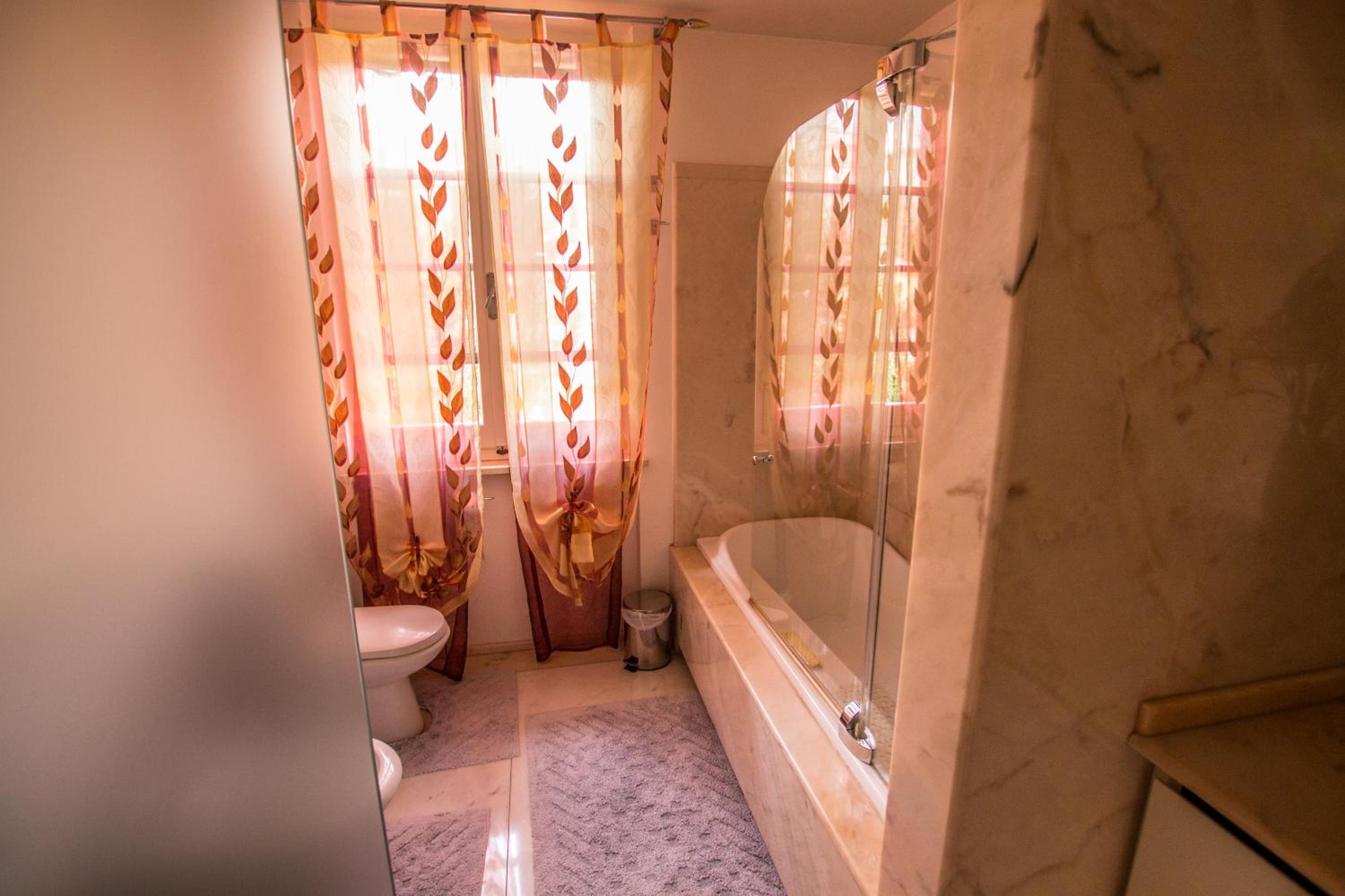 Double Room with Private External Bathroom and Balcony - Photo 2
