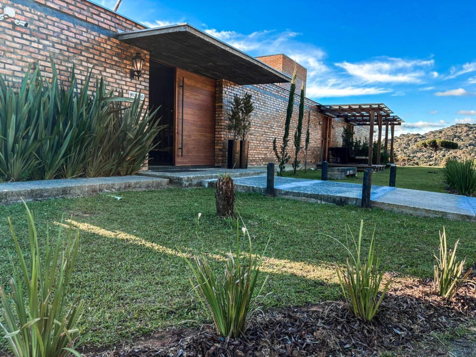 Eight-Bedroom House photo 1