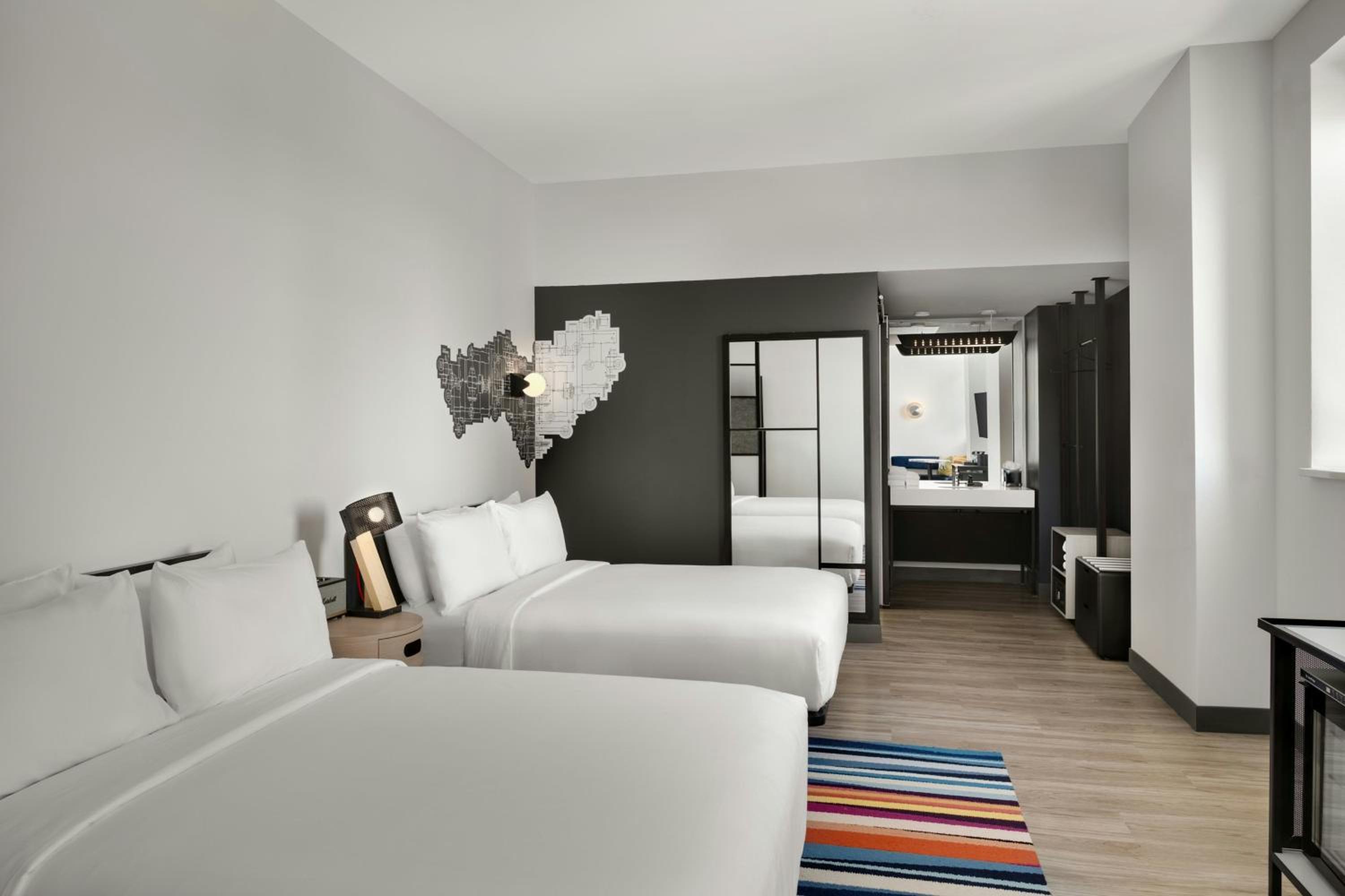 Queen Room with Two Queen Beds and Skyline View - Photo 7