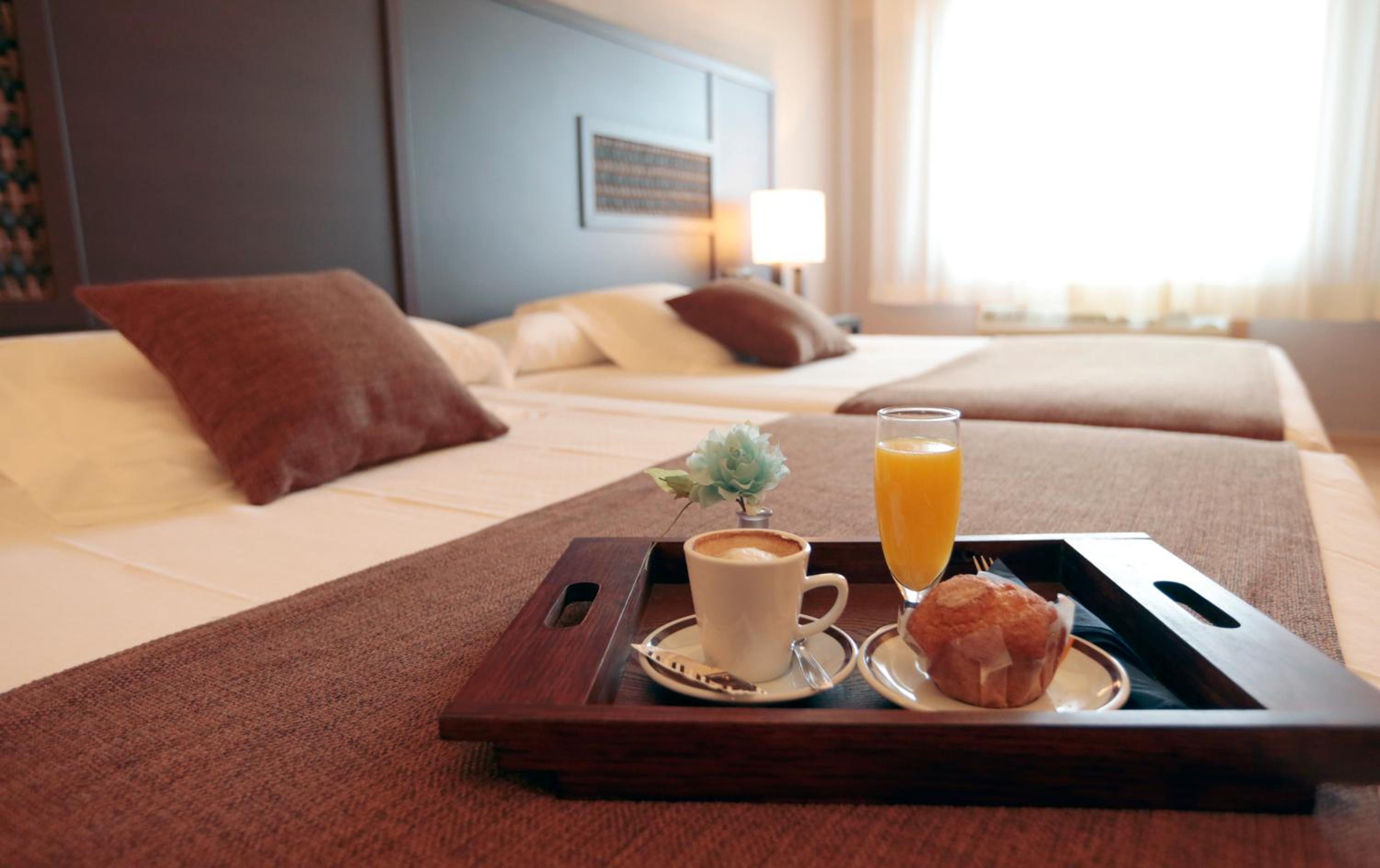 Standard Double or Twin Room - Photo 8
