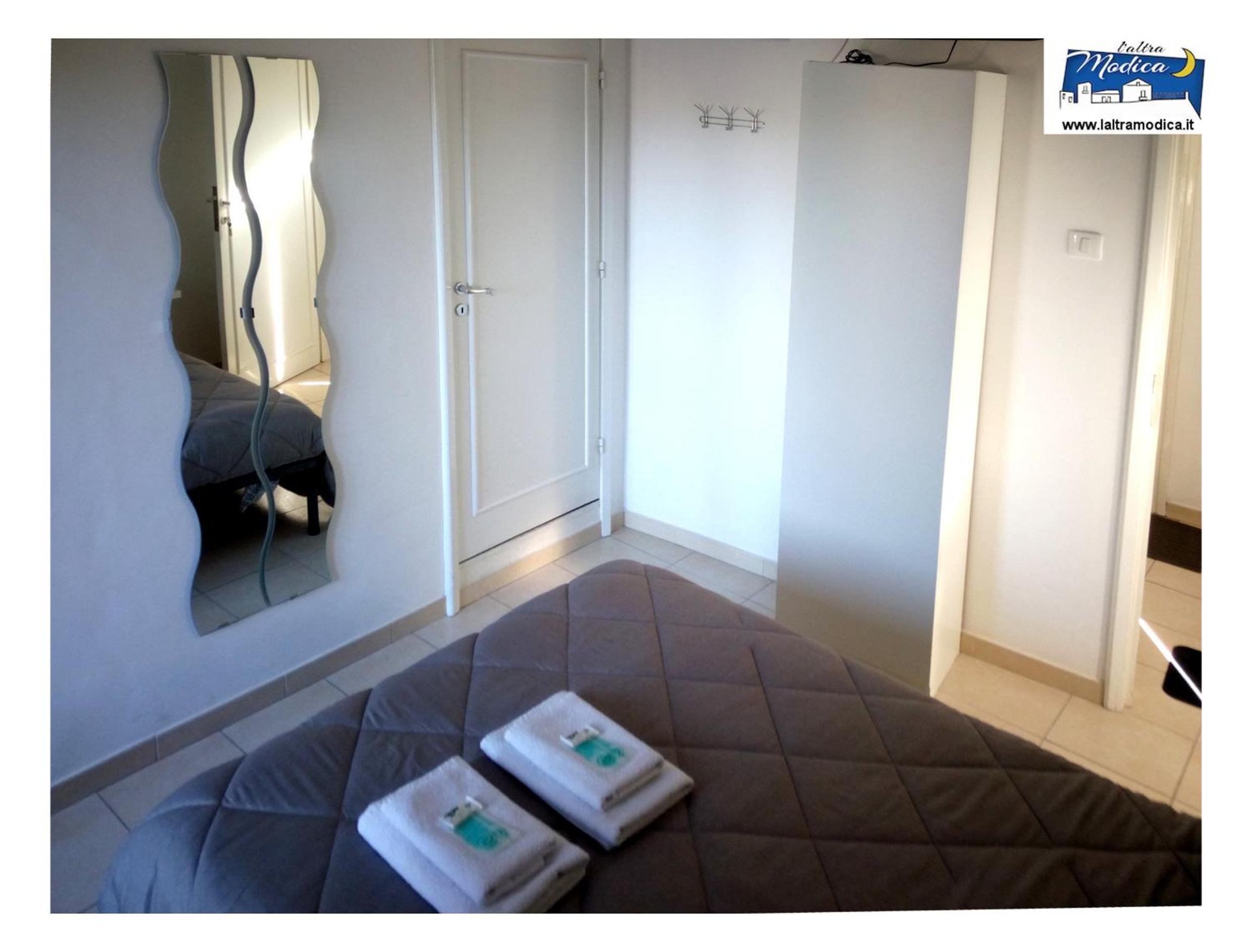 Studio with Balcony - Photo 4