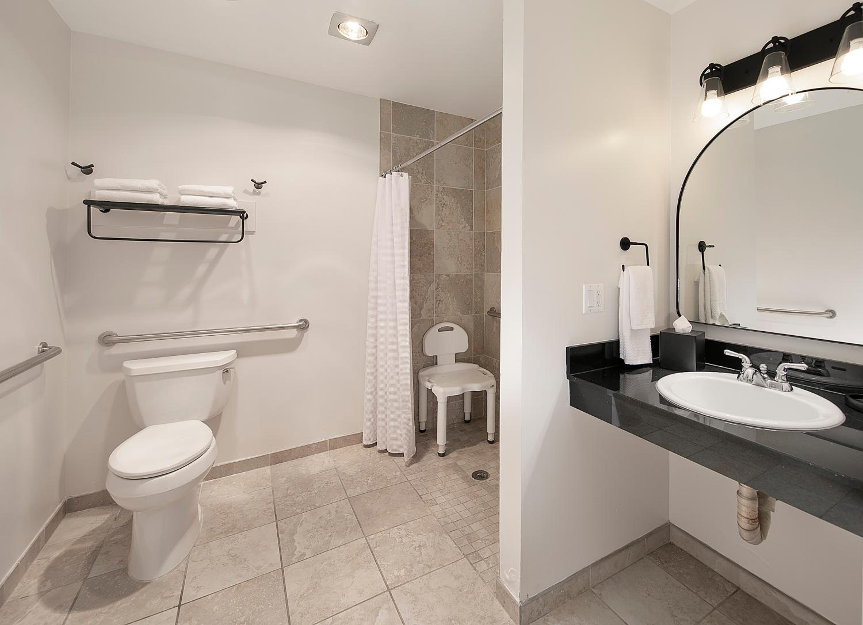 Queen Room with Two Queen Beds - Disability Access photo 3