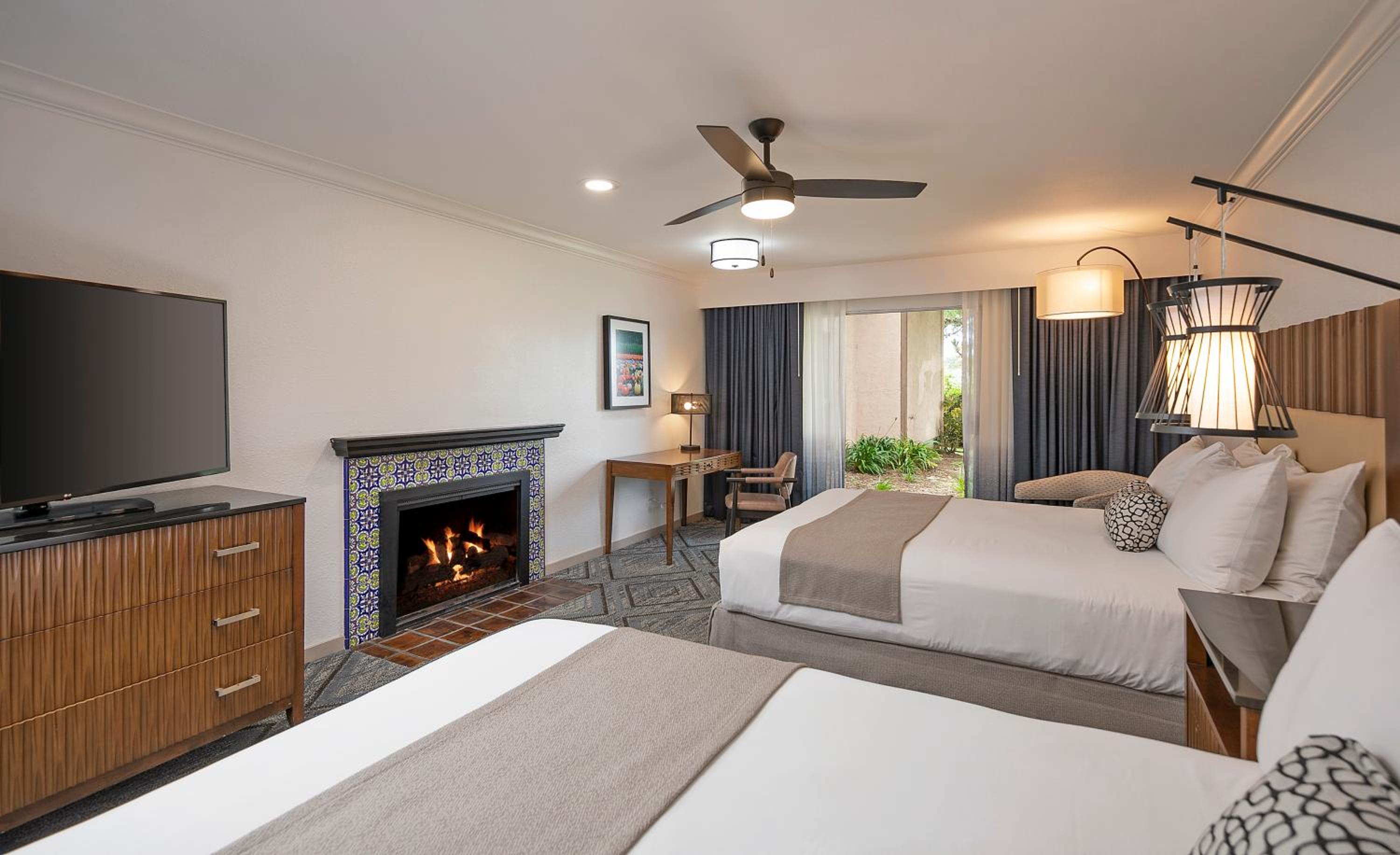 Deluxe Queen Room with Two Queen Beds photo 3