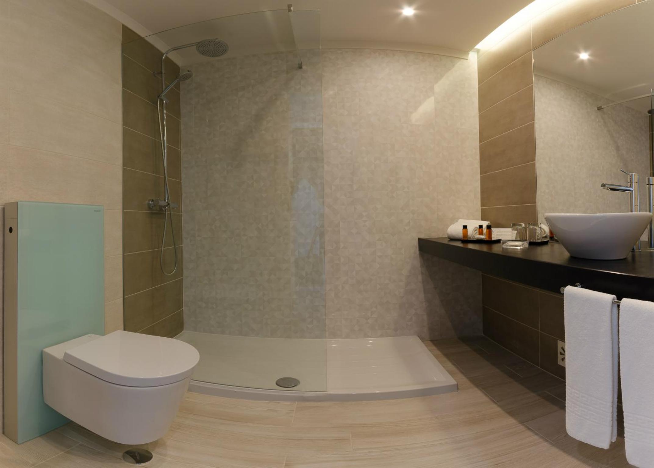 Twin or Double Room with Pool View and Balcony - Photo 3
