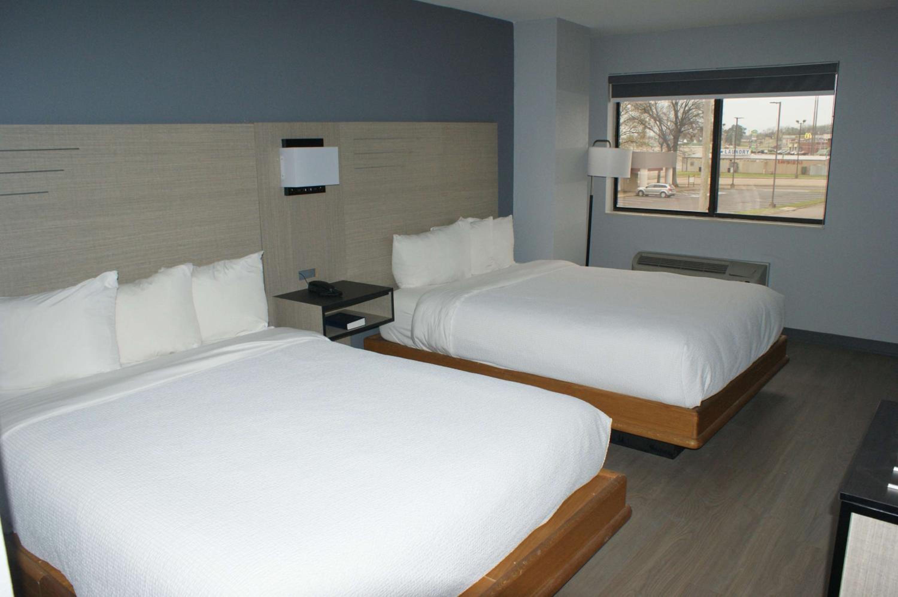 Queen Room with Two Queen Beds - Non-Smoking photo 3