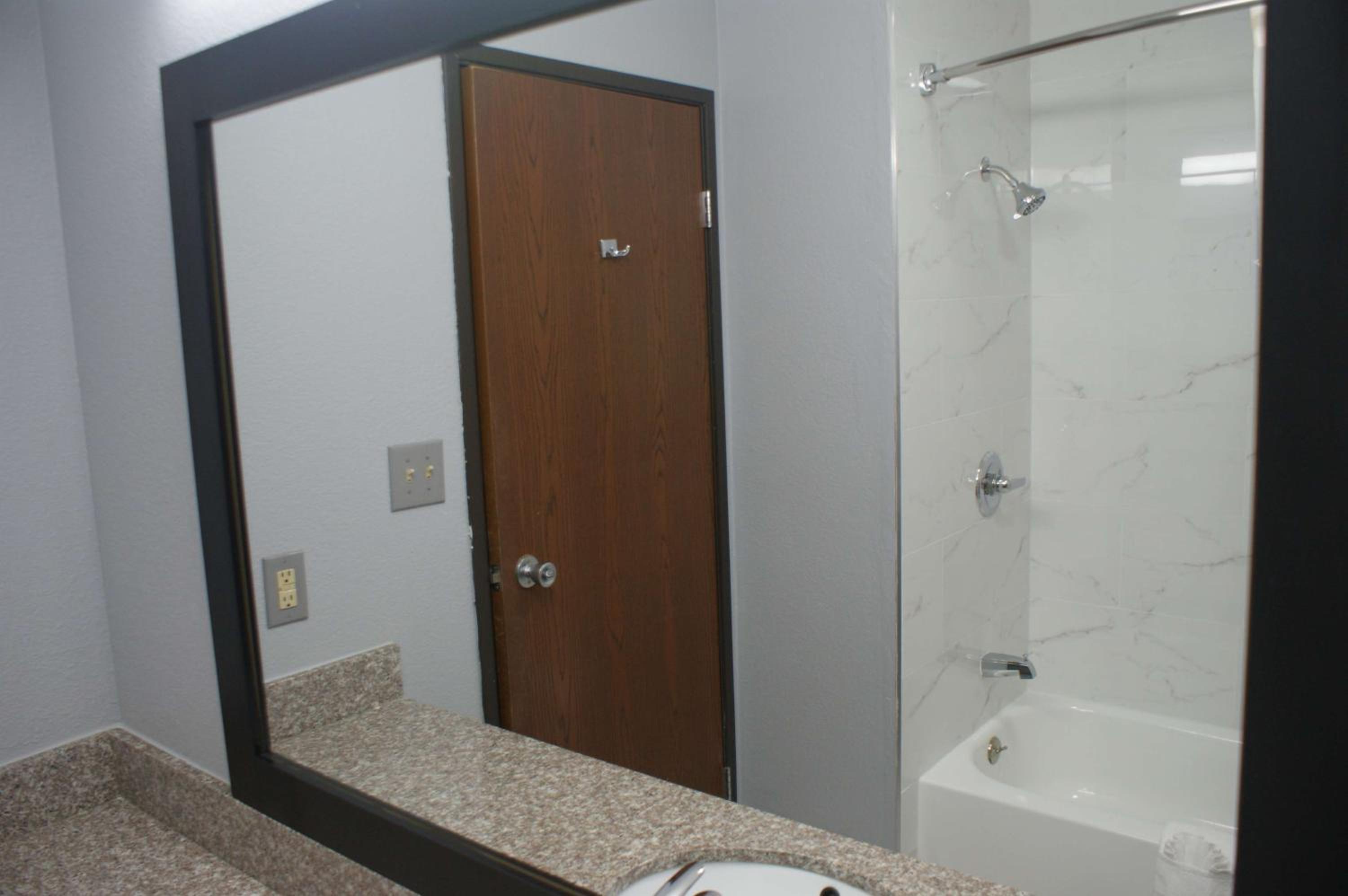 King Room - Non-Smoking photo 2