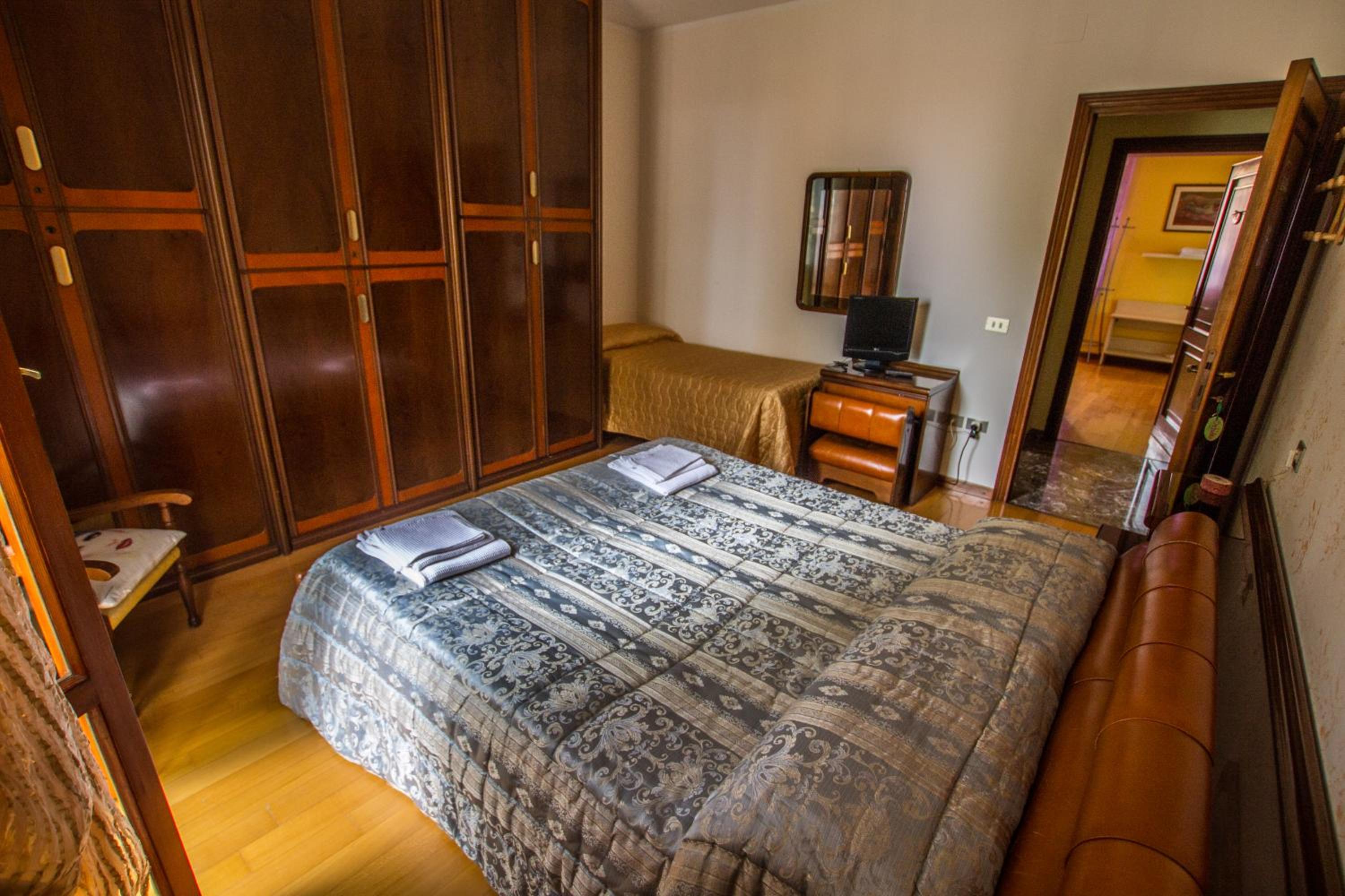 Double or Twin Room - Photo 3