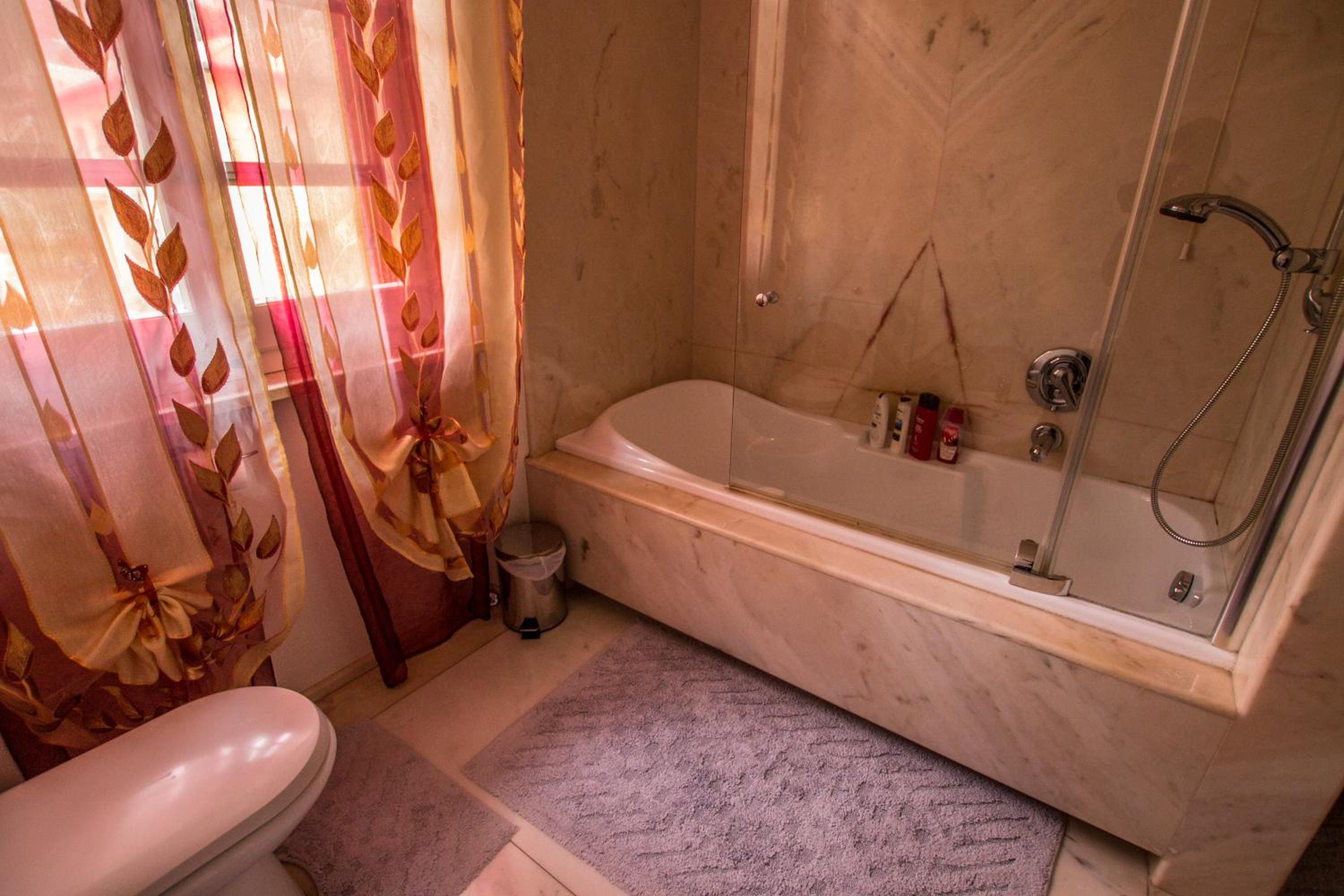 Double Room with Private External Bathroom and Balcony - Photo 5