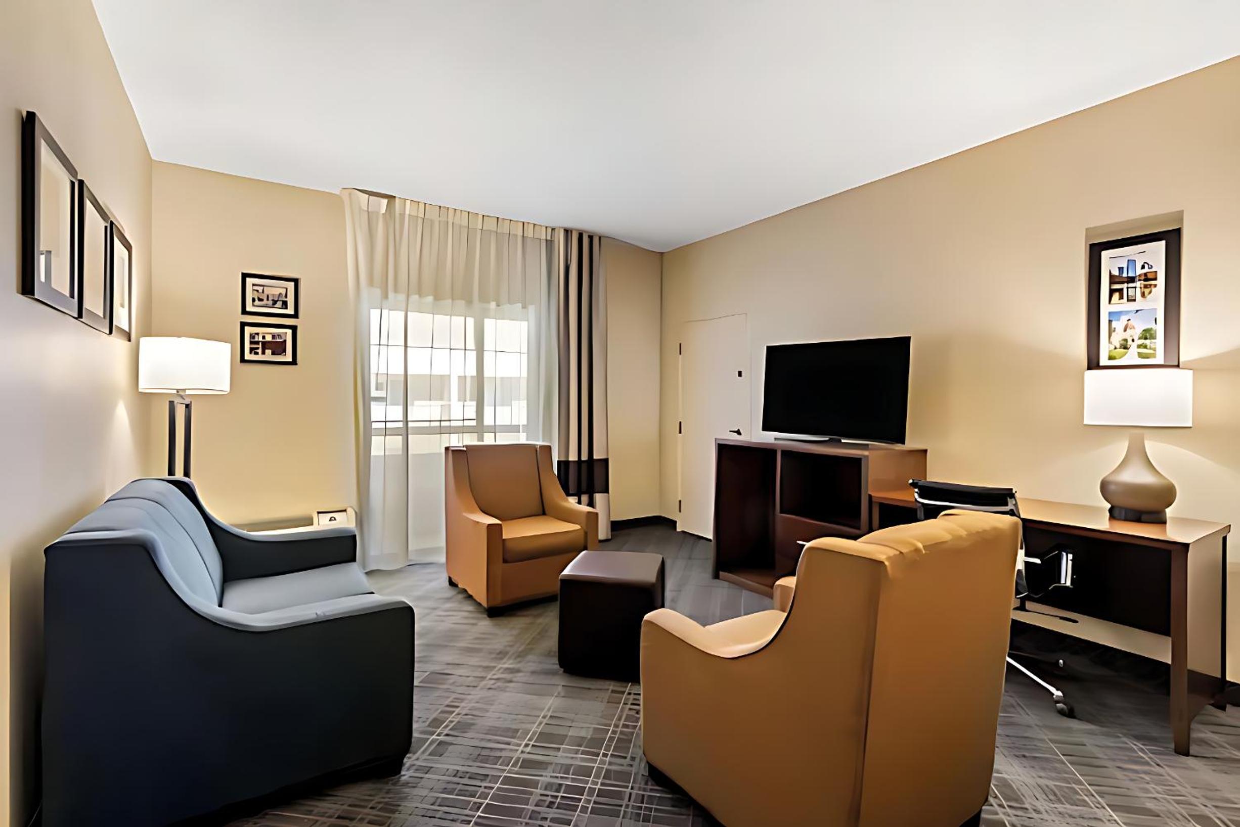 King Suite with Sofa Bed - Non Smoking - Photo 1