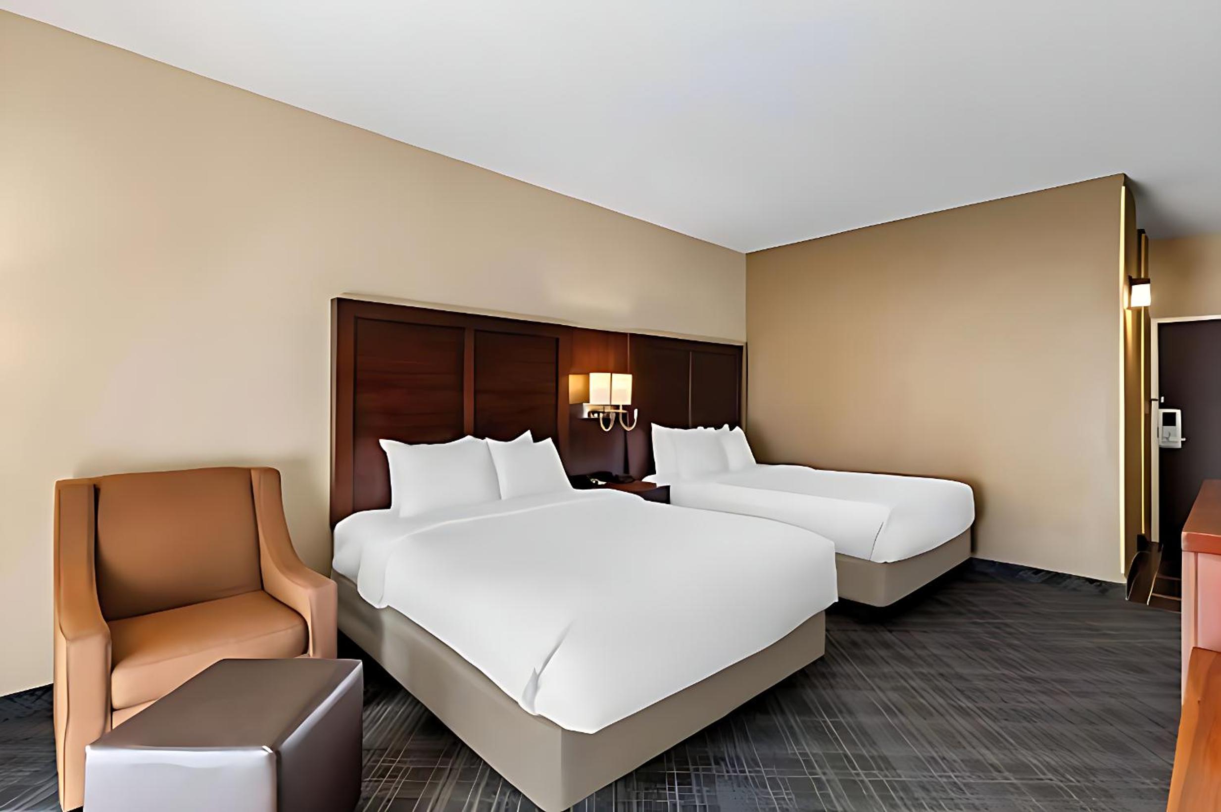 Queen Room with Two Queen Beds - Accessible/Non-Smoking  - Photo 2