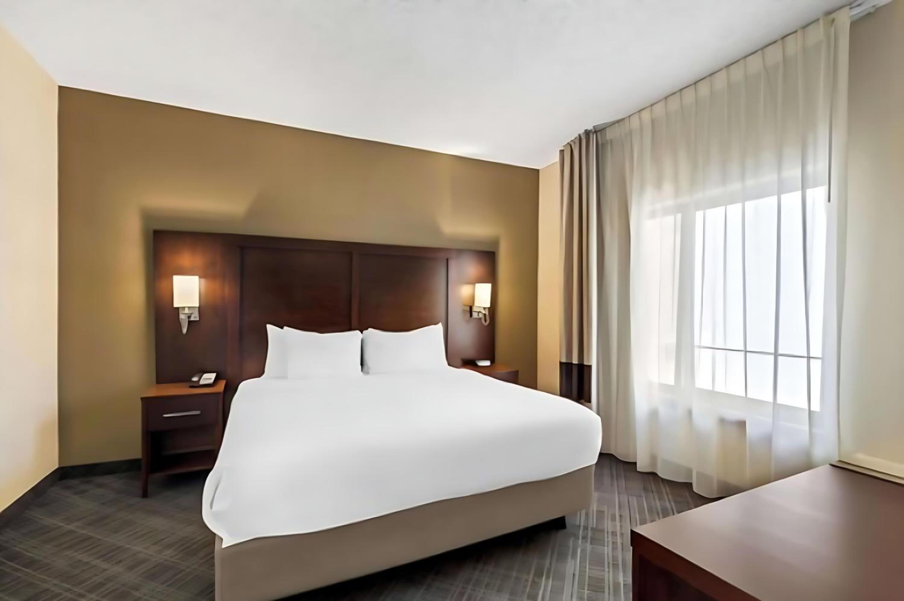 King Suite with Sofa Bed - Non Smoking - Photo 2