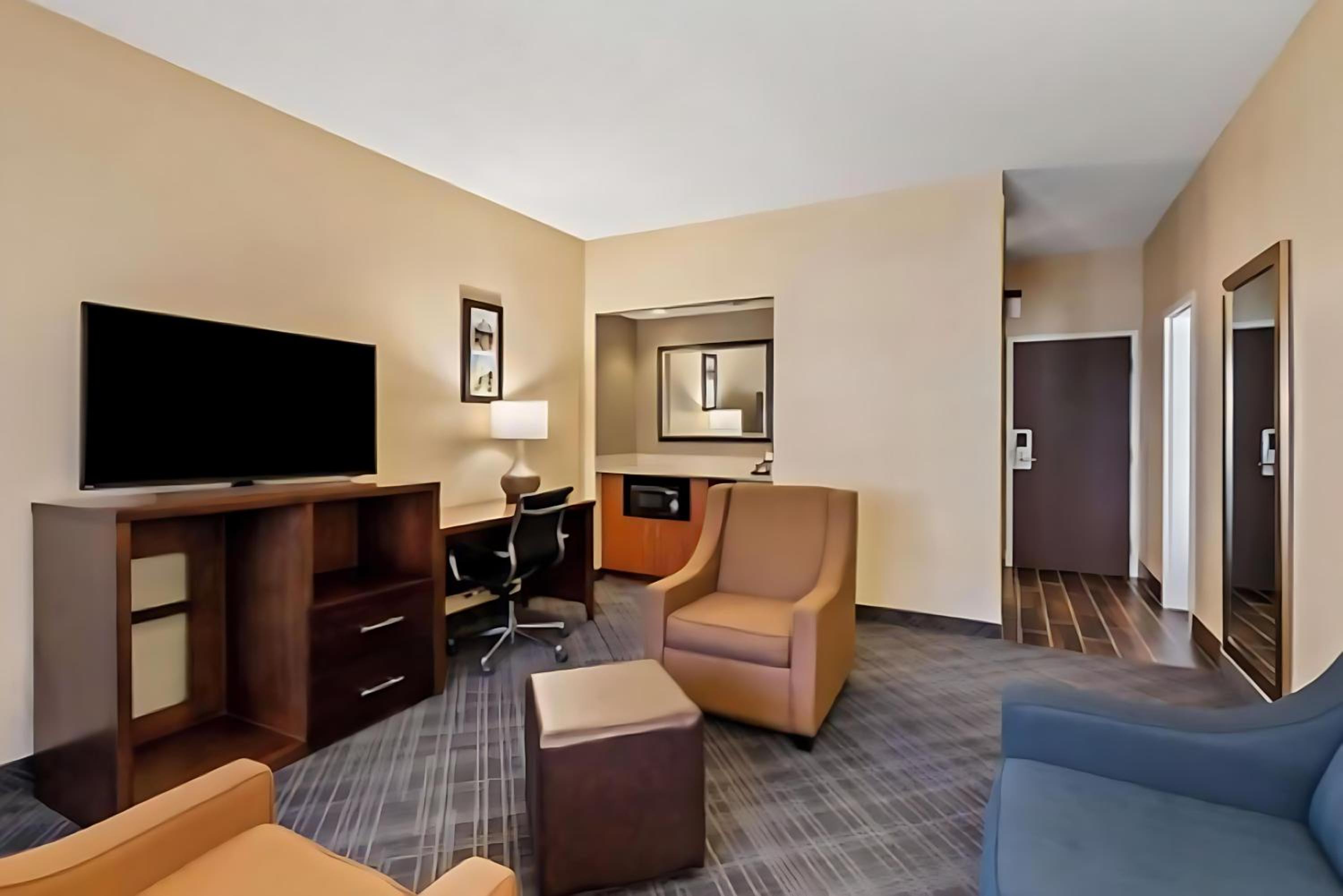 King Suite with Sofa Bed - Non Smoking - Photo 3