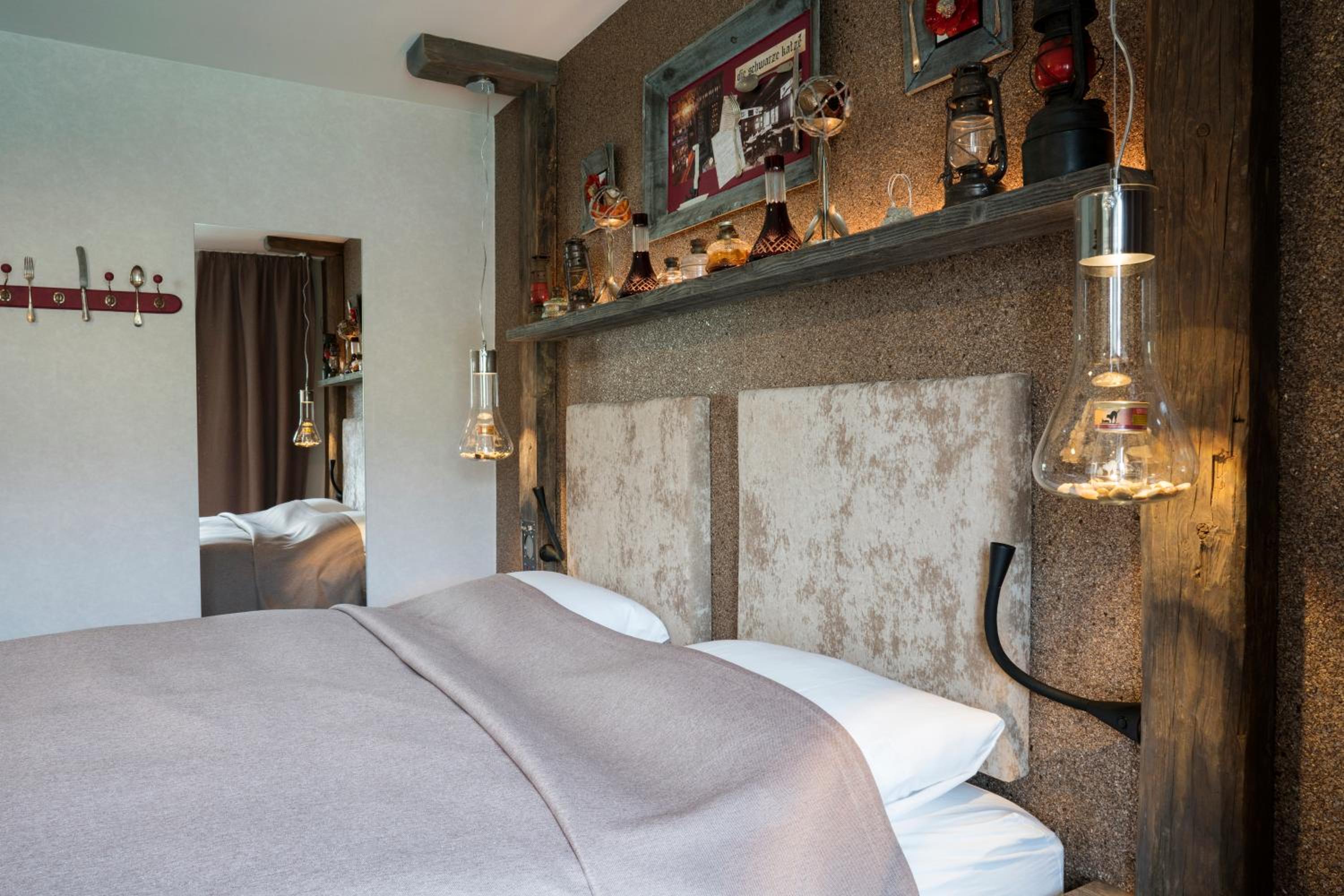 Deluxe Double Room with Balcony - Photo 4