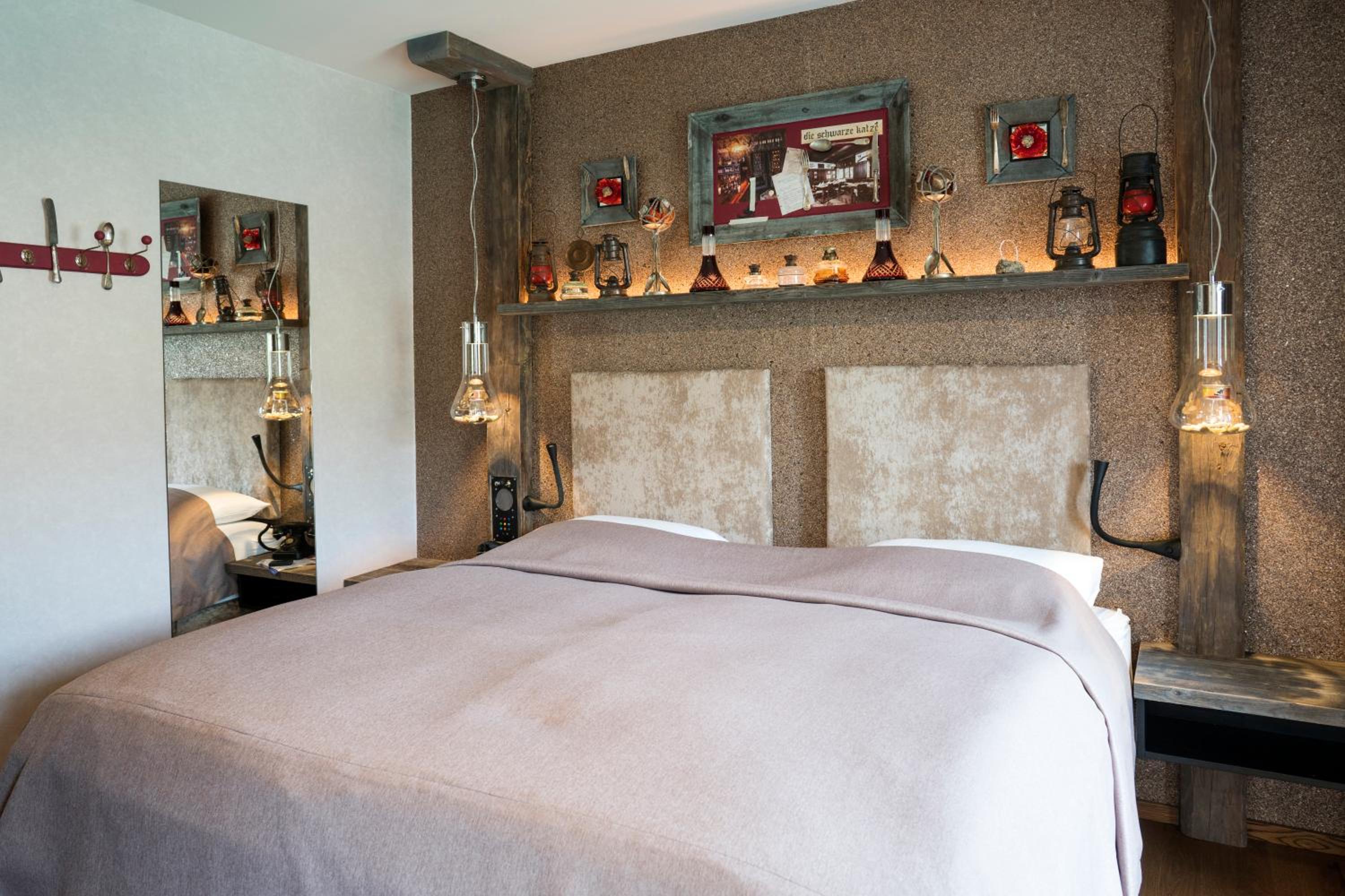 Deluxe Double Room with Balcony - Photo 6