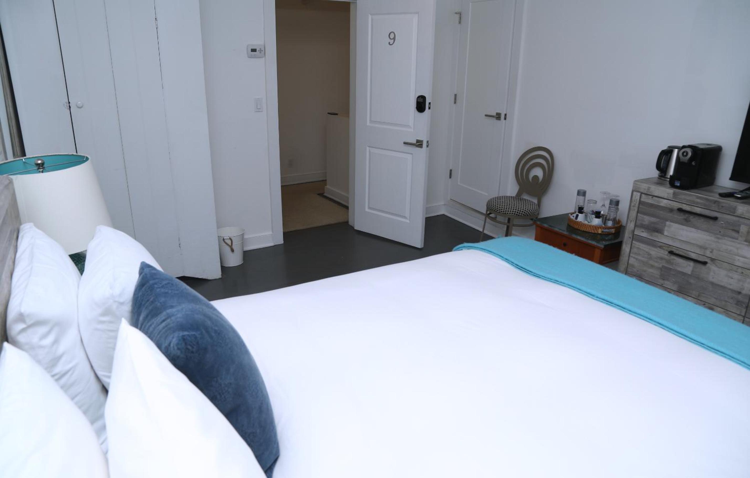 Queen Room photo 2