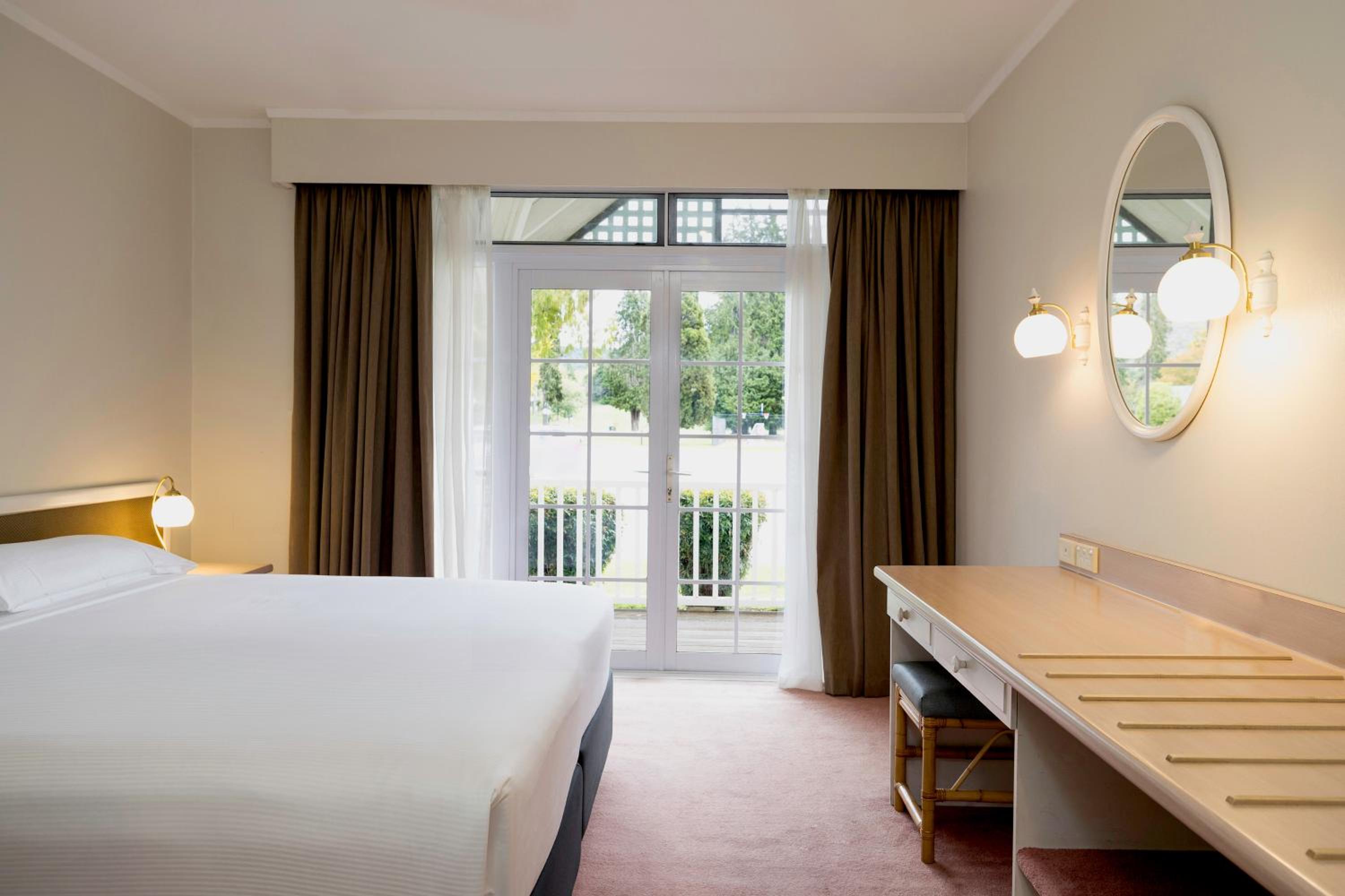 Standard King Room - Photo 7