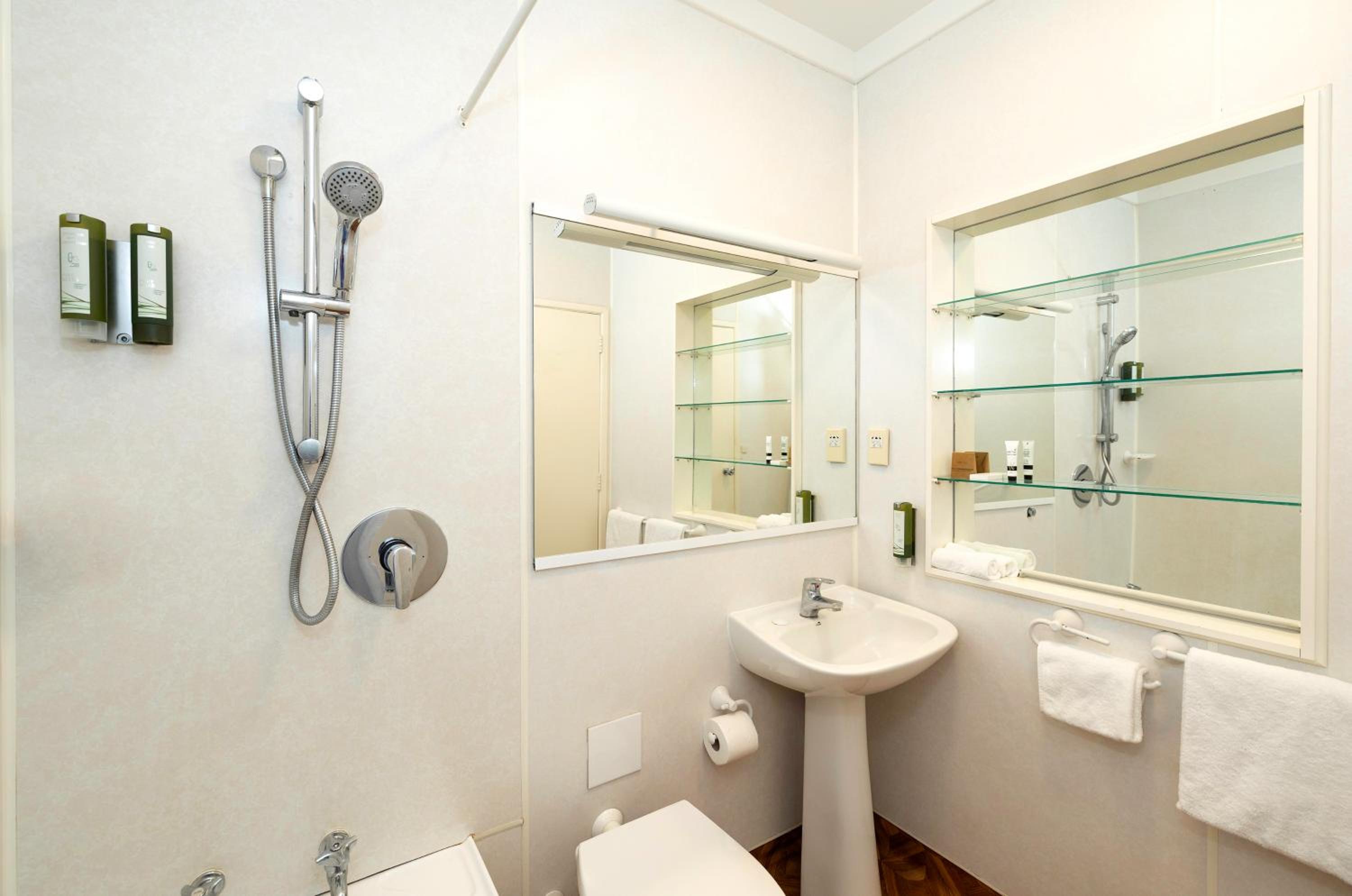 Standard King Room - Photo 6