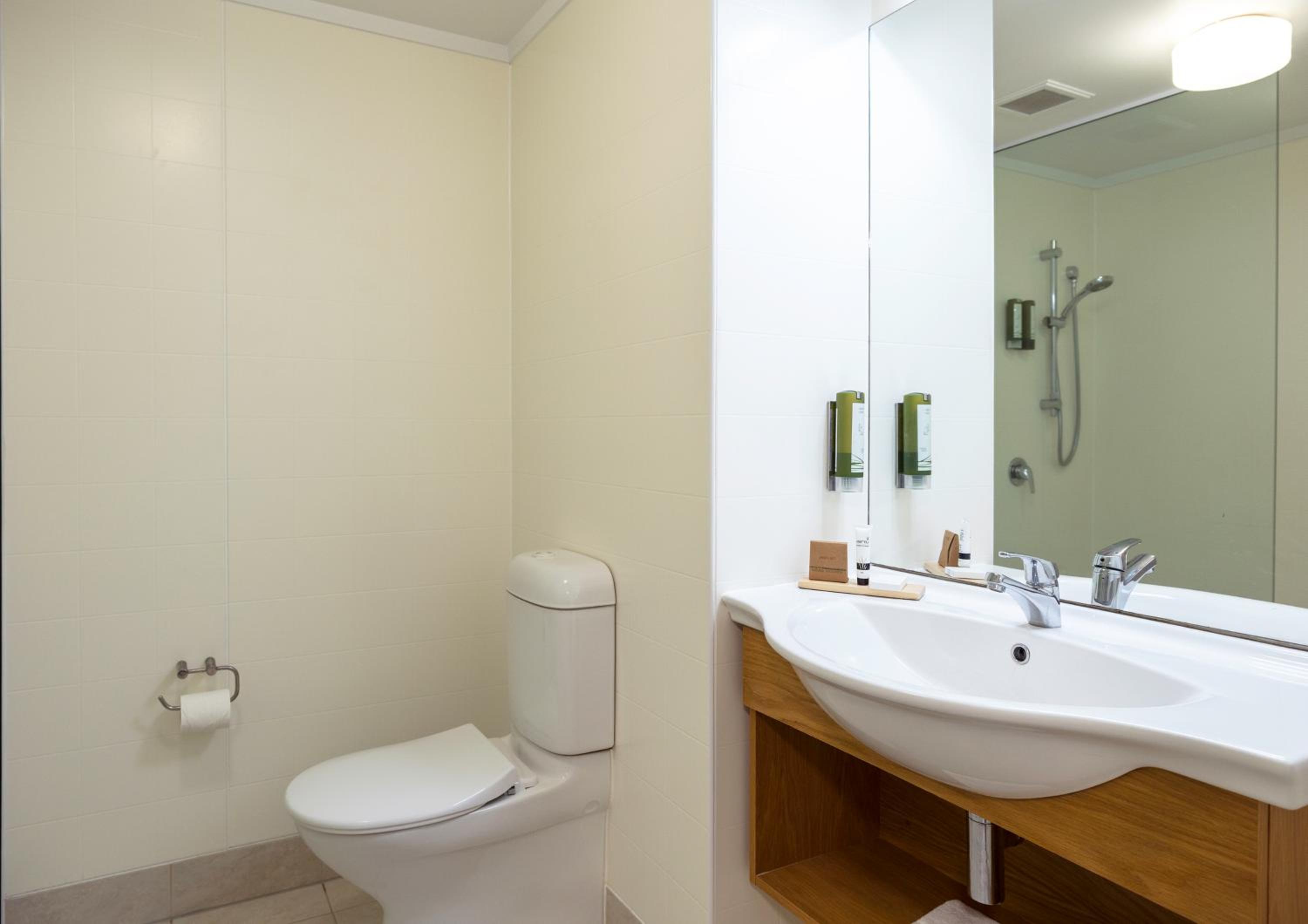 Waiora Superior King Room thumbnail 5