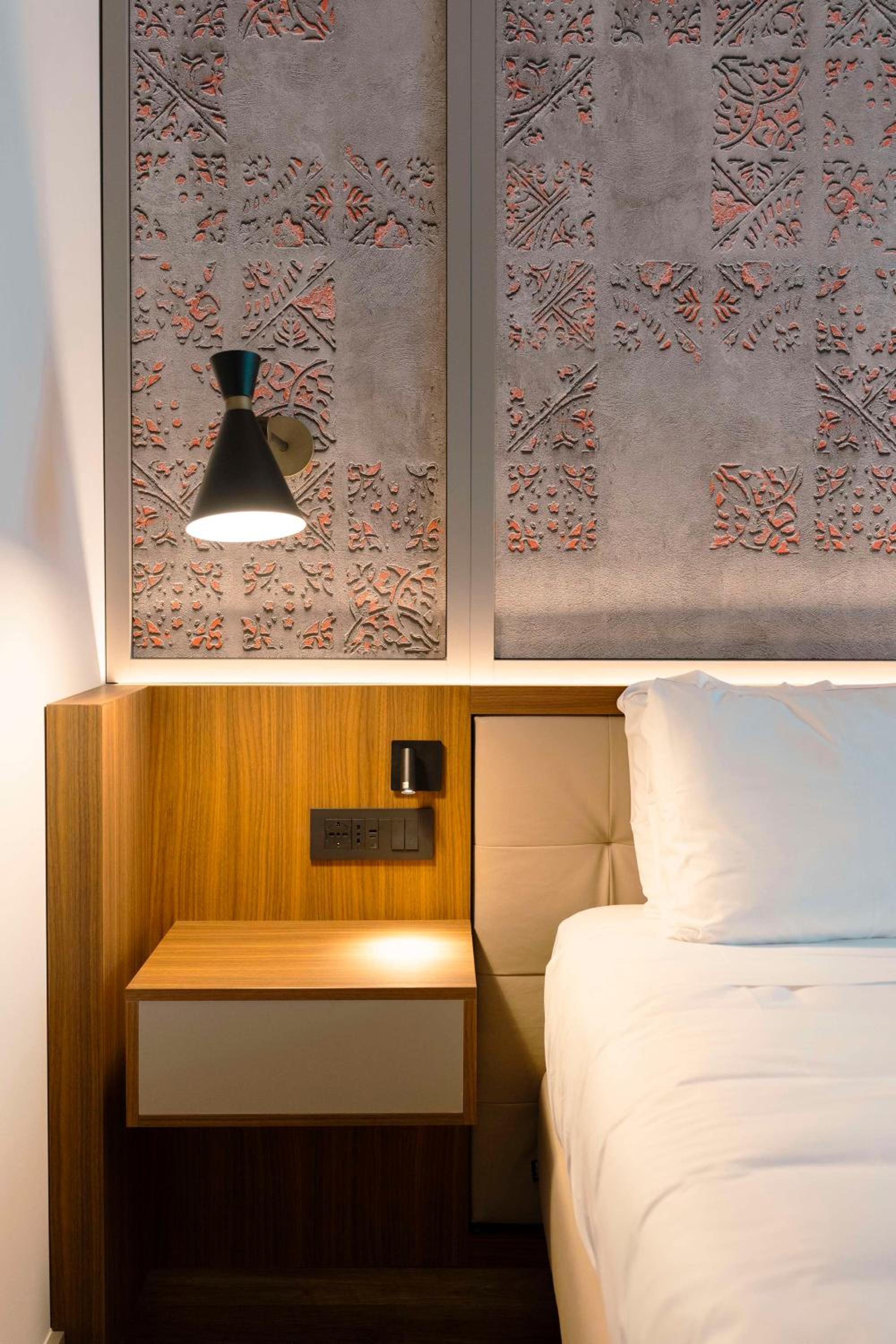 King Guest Room with Balcony and Etna View