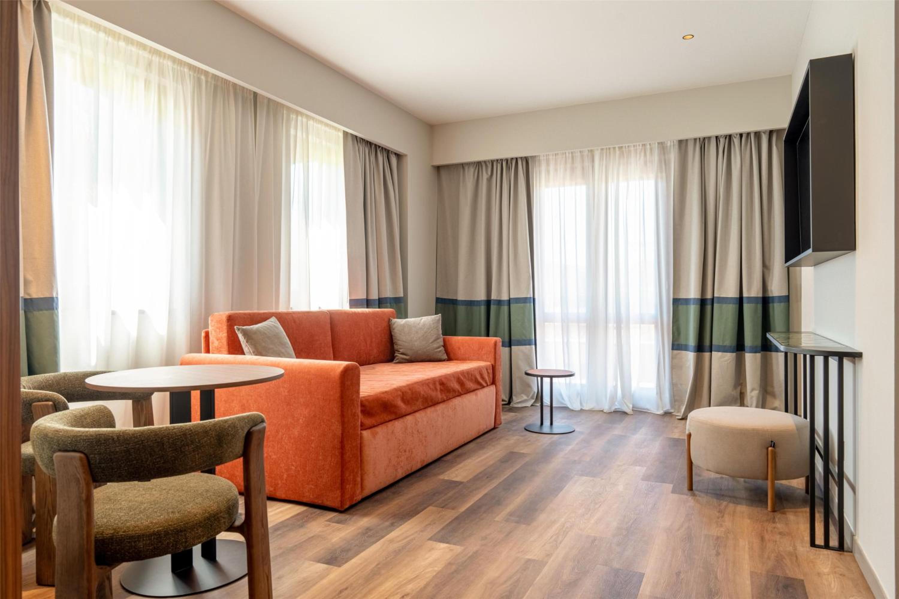 One-Bedroom King Suite with Patio thumbnail 5