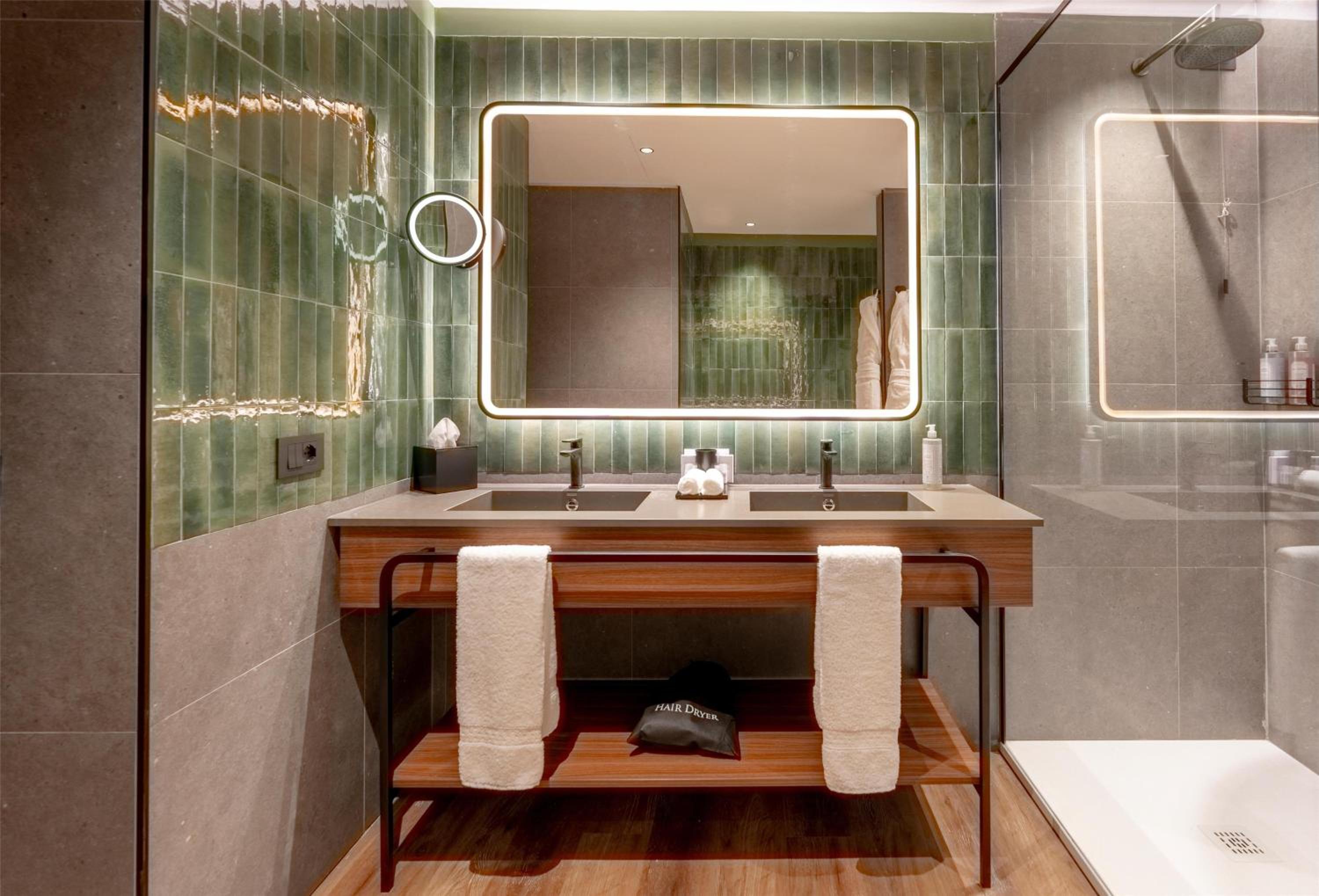 One-Bedroom King Suite thumbnail 5
