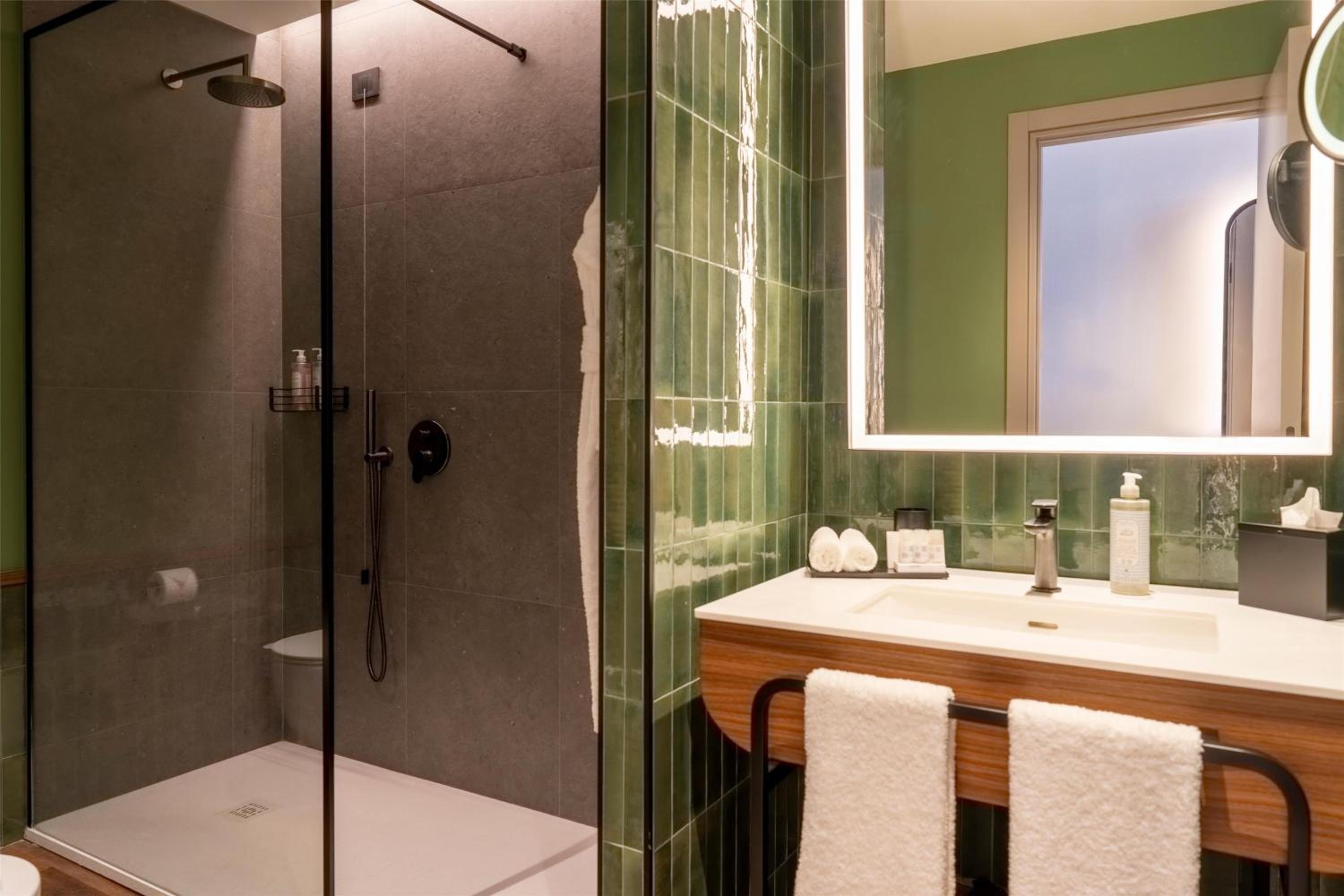 Deluxe Twin Room with Balcony thumbnail 5