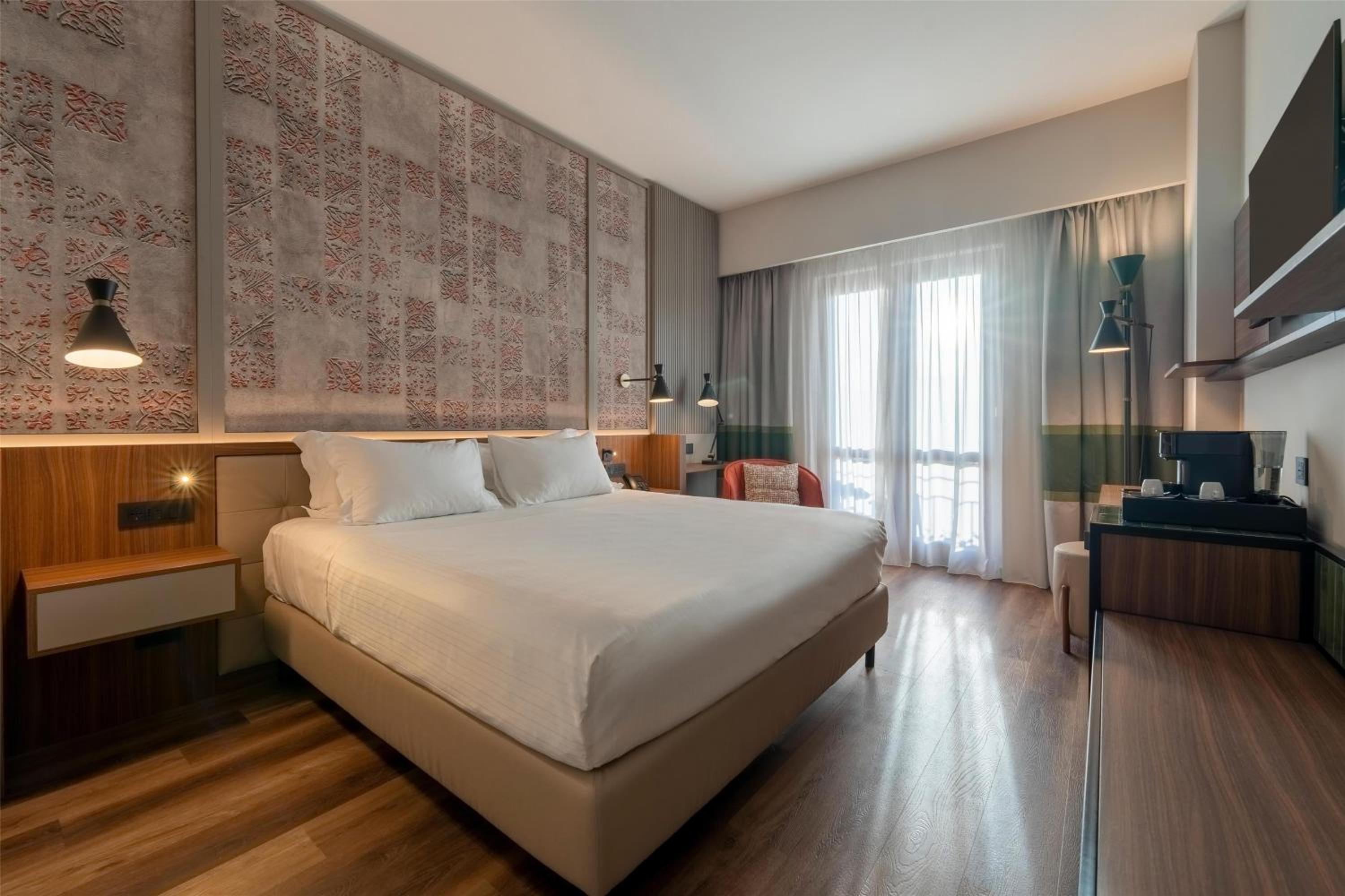 King Guest Room with Balcony and Etna View