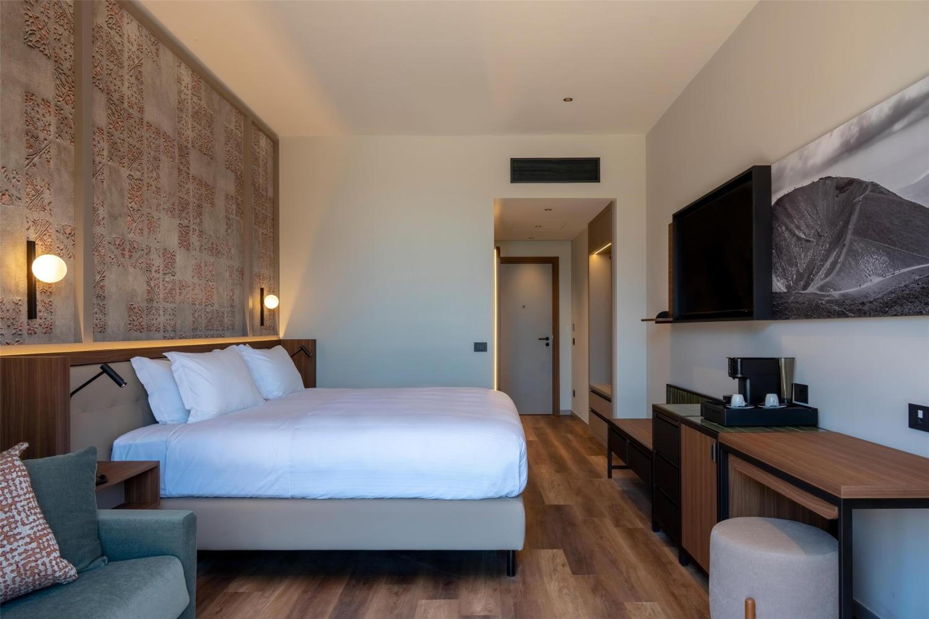 Deluxe Twin Room with Sofa Bed and Balcony thumbnail 5