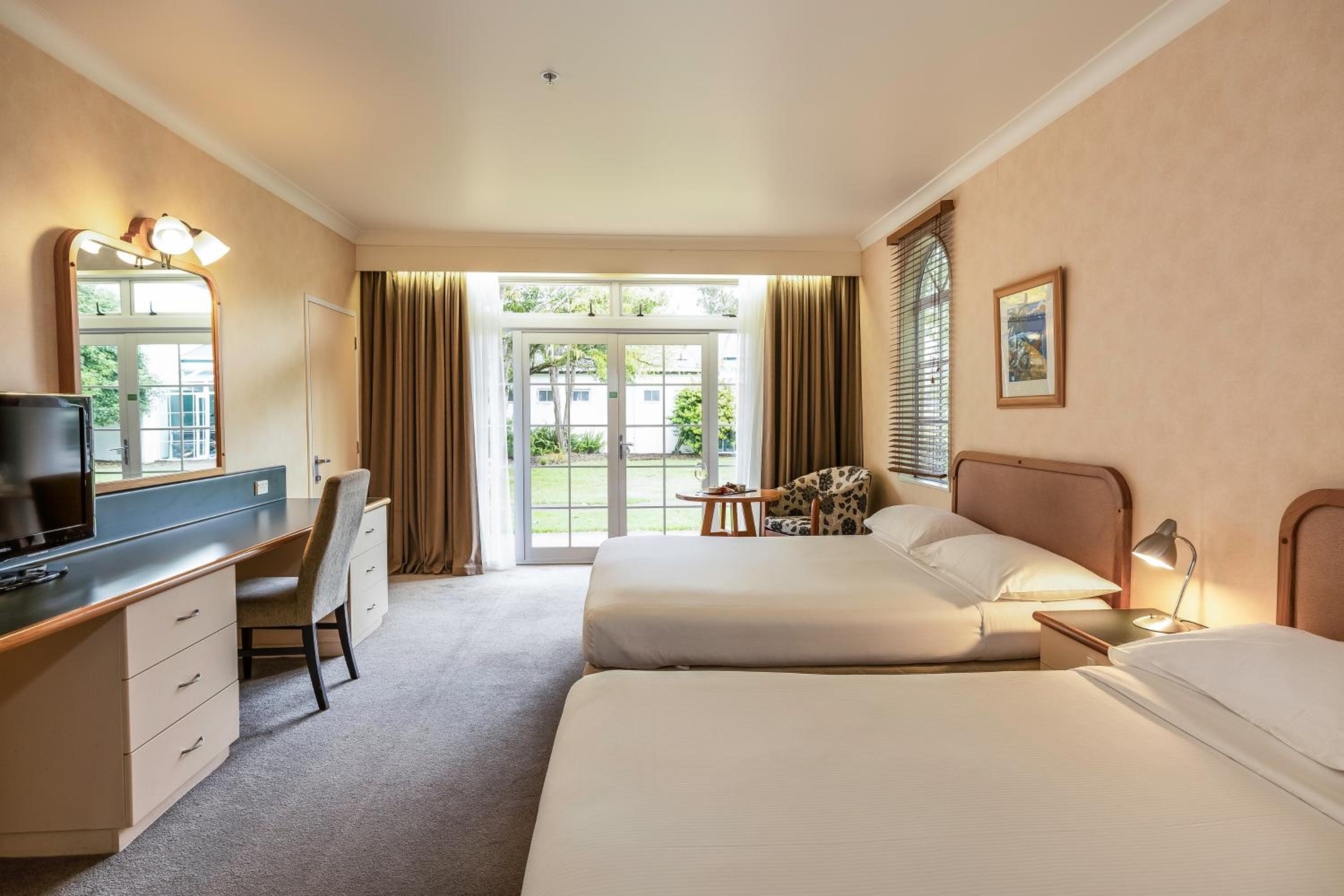 Superior Queen Room with Two Queen Beds - Photo 4