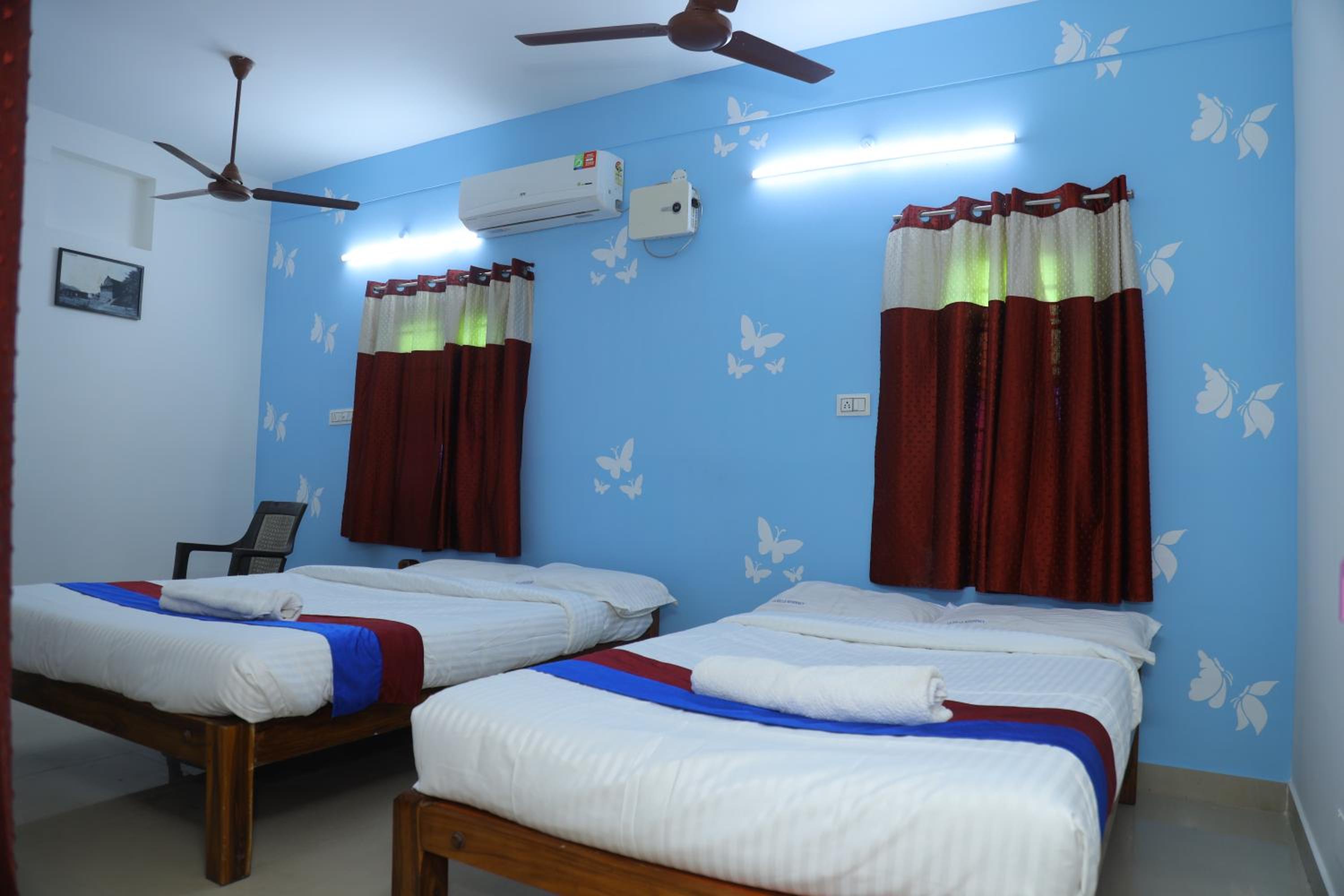 Standard Queen Room with Two Queen Beds photo 2