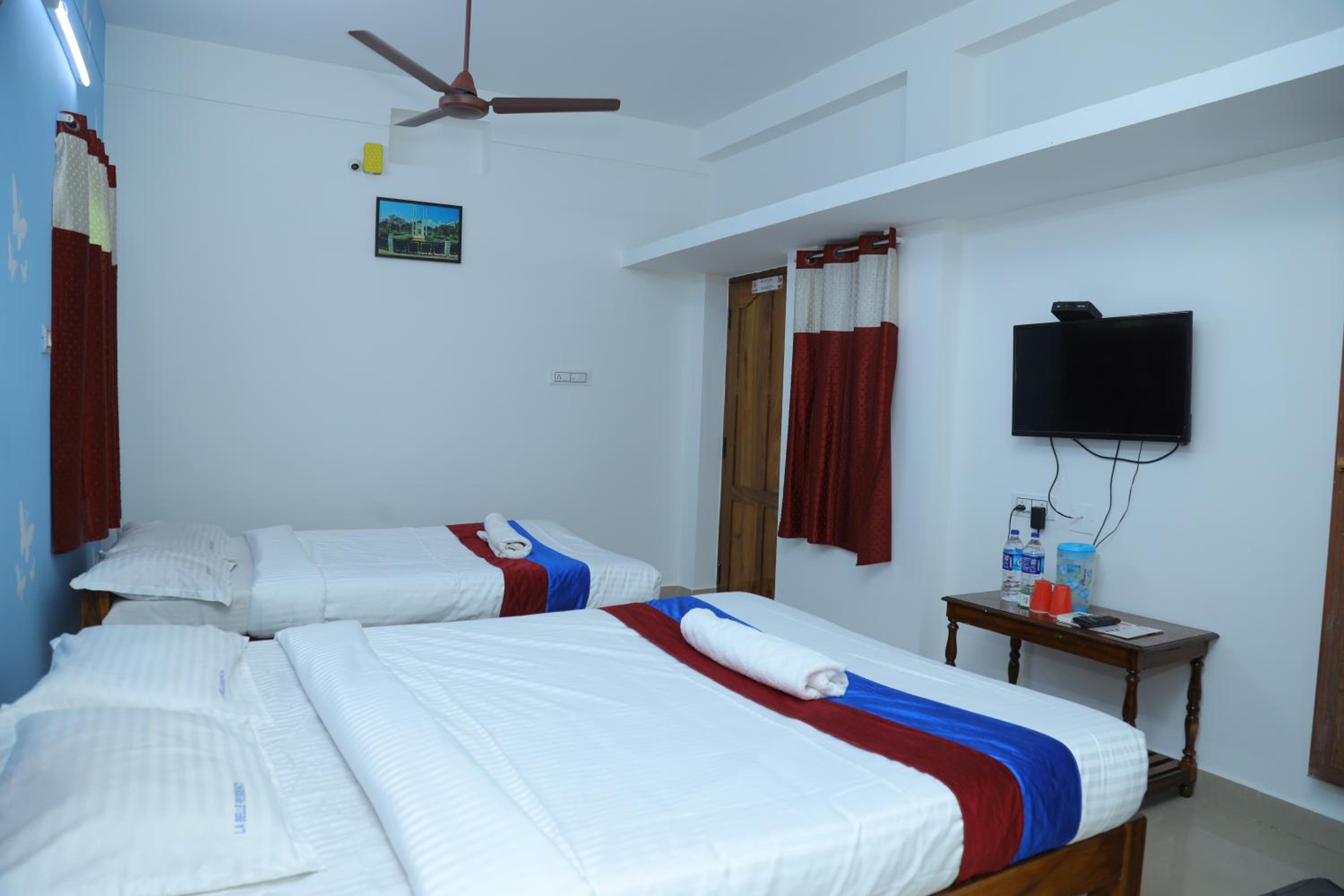 Standard Queen Room with Two Queen Beds photo 3
