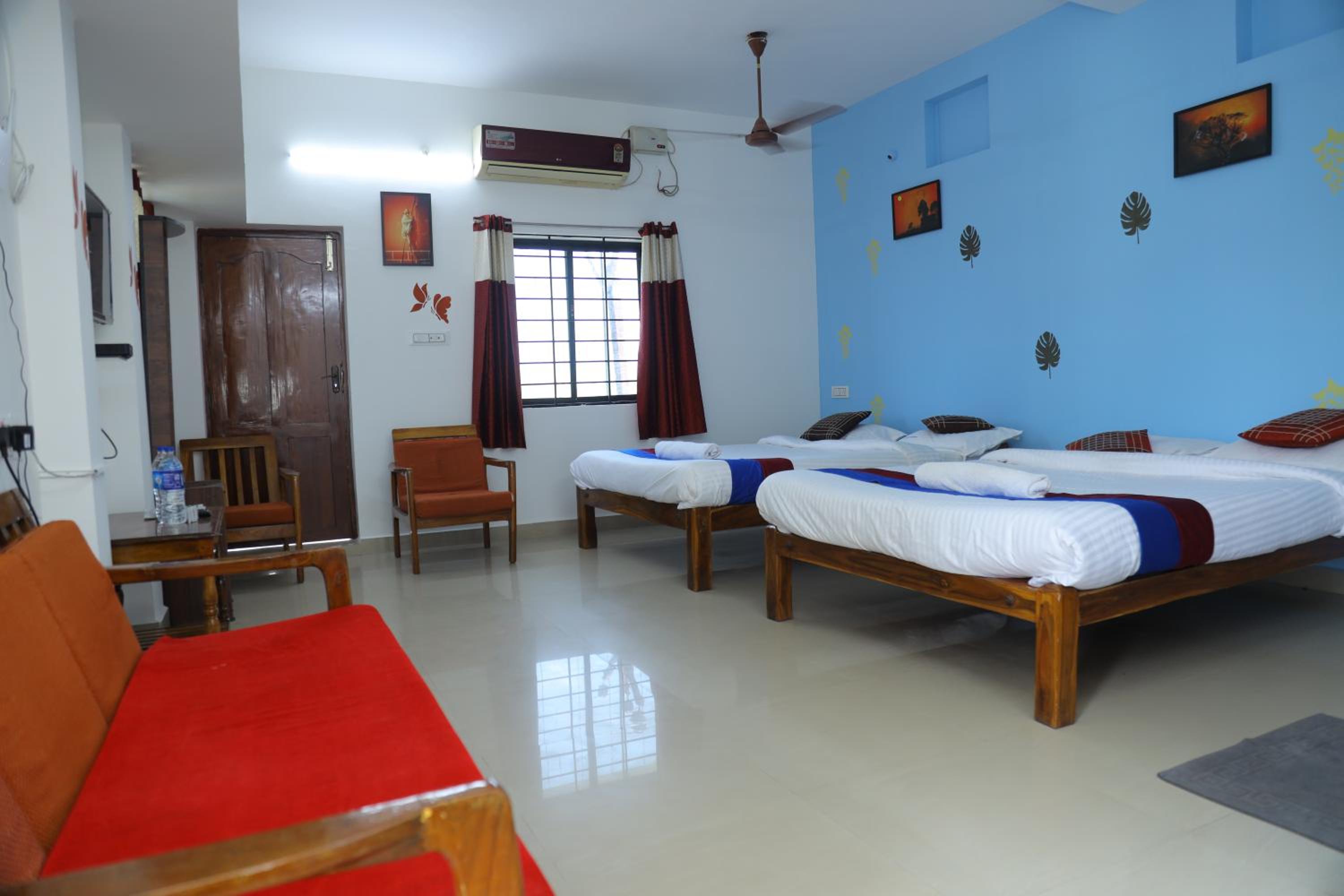 Standard Queen Room with Two Queen Beds photo 1