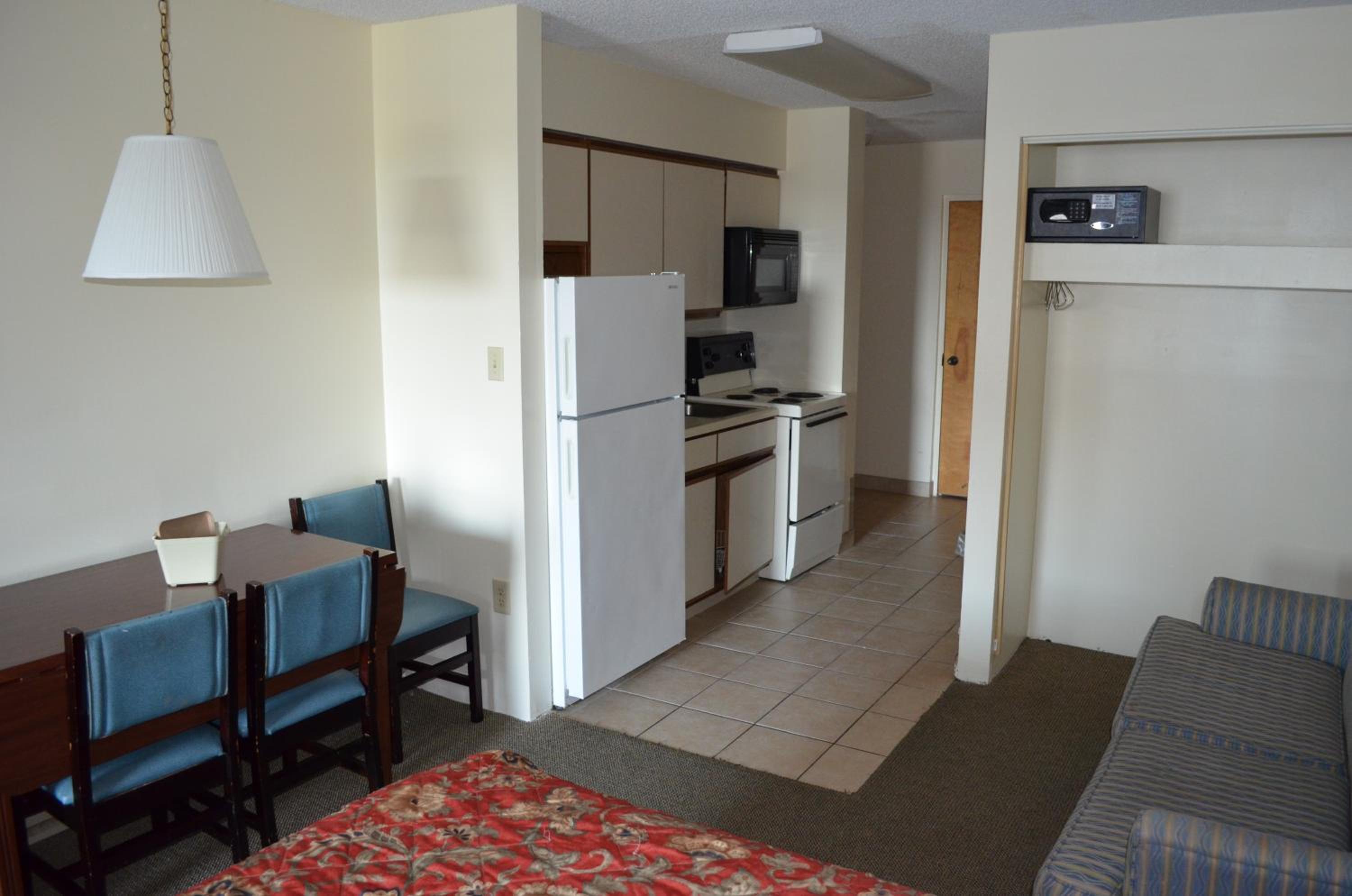 1 Room Side View Efficiency with 2 Queen Beds - T4 photo 3