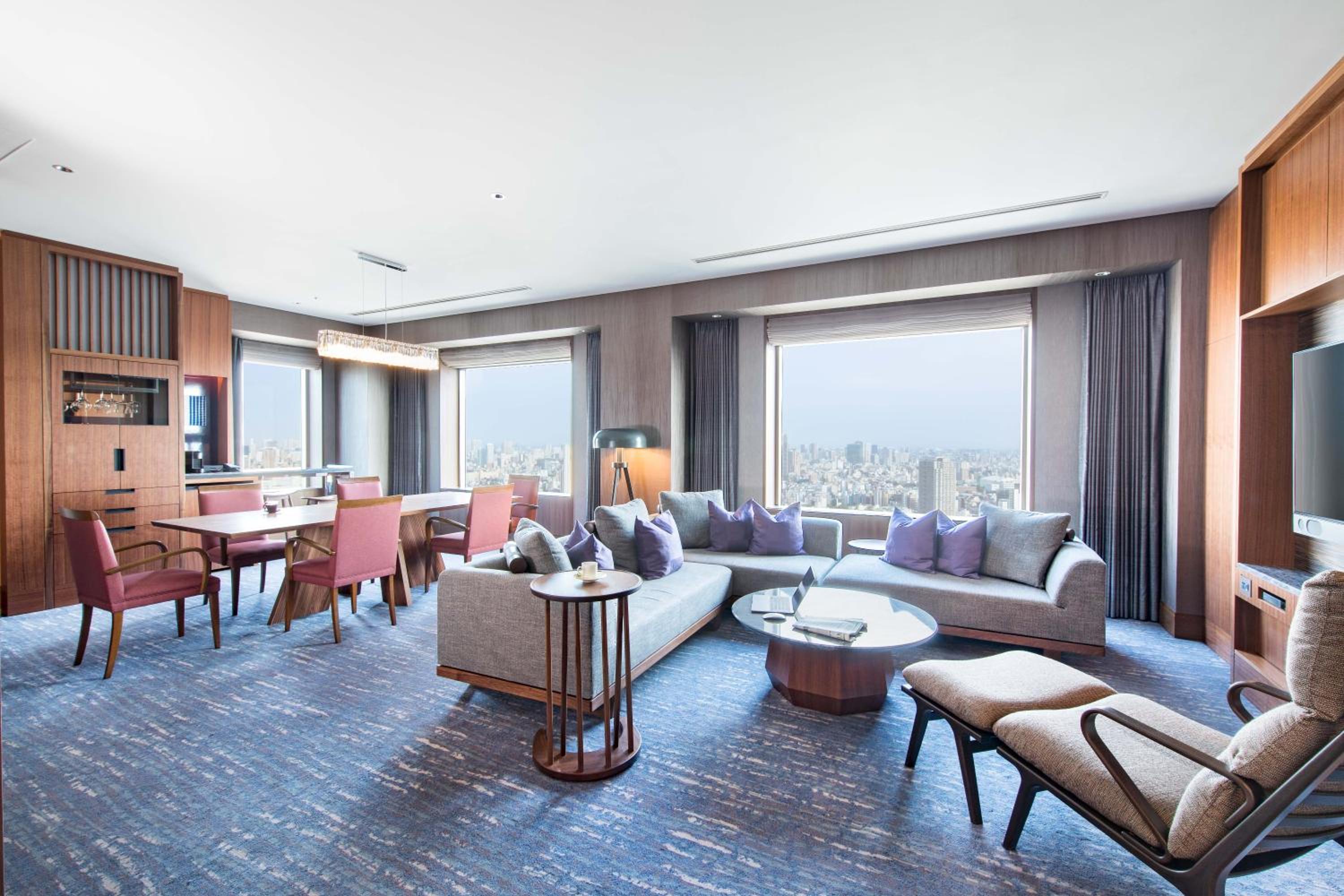 Deluxe Corner Suite - Non-Smoking