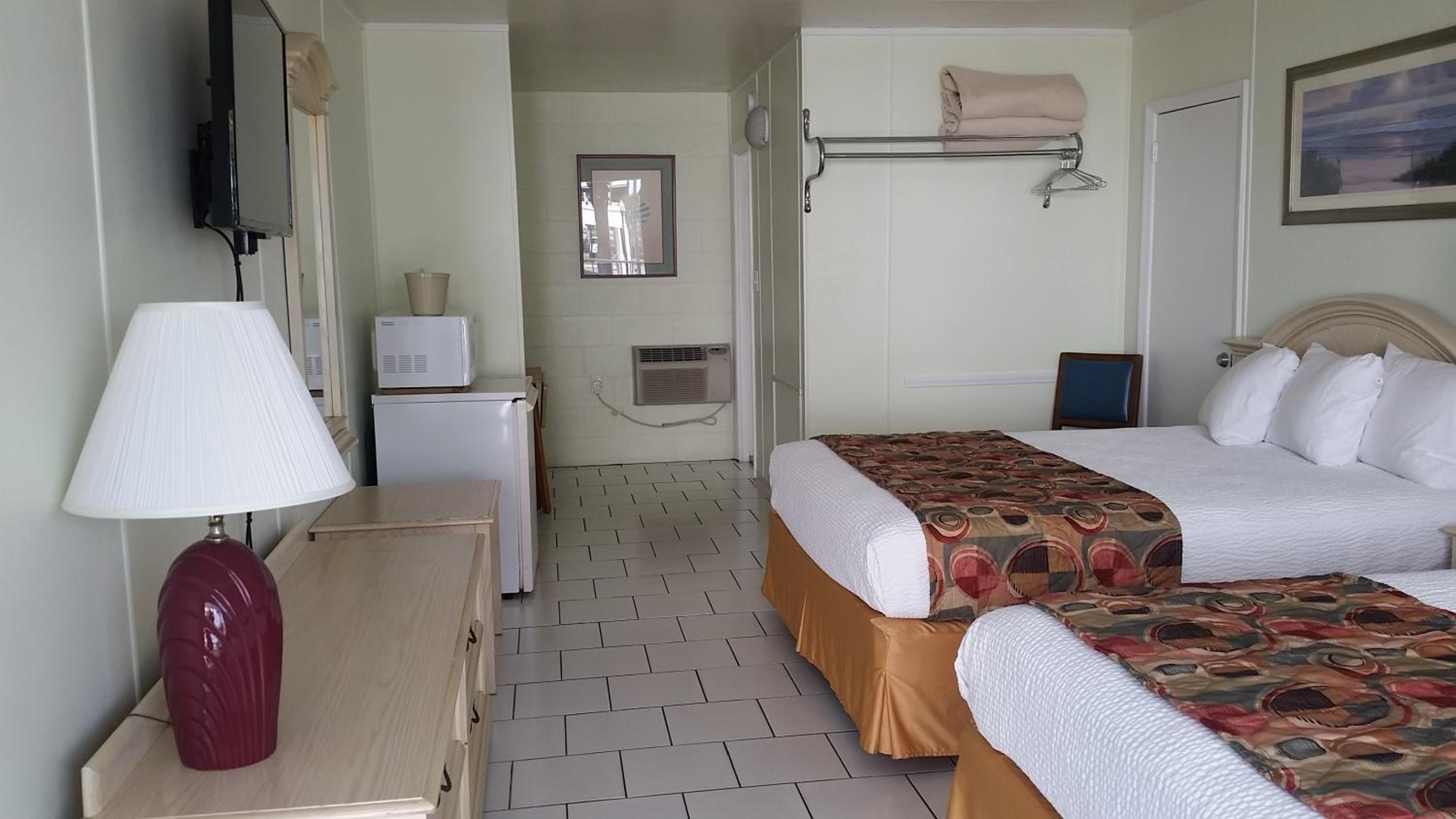 Queen Room with Two Queen Beds with Pool View photo 1