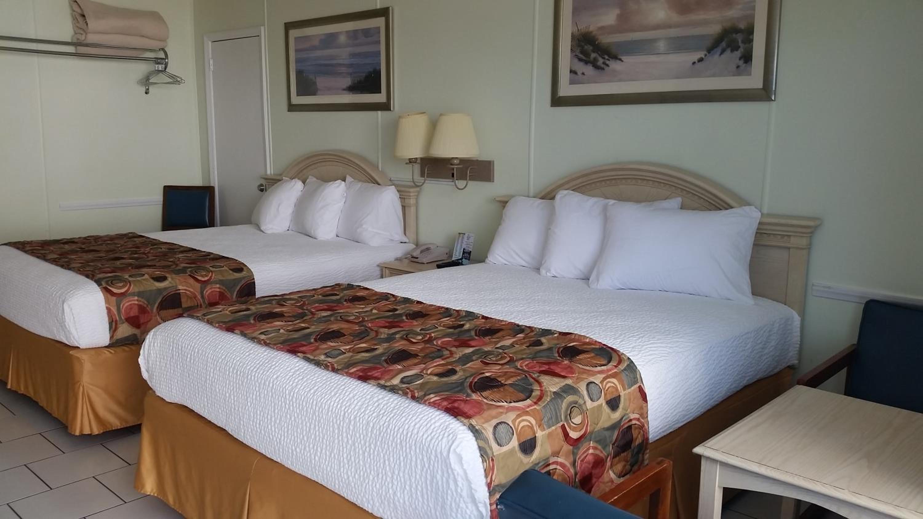 Queen Room with Two Queen Beds with Pool View photo 3