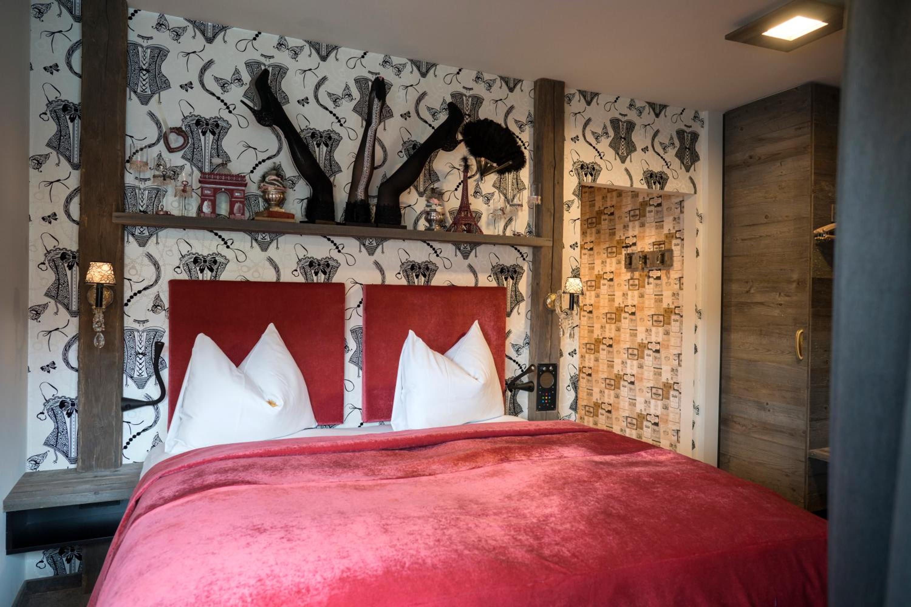 Deluxe Double Room with River View - Photo 8