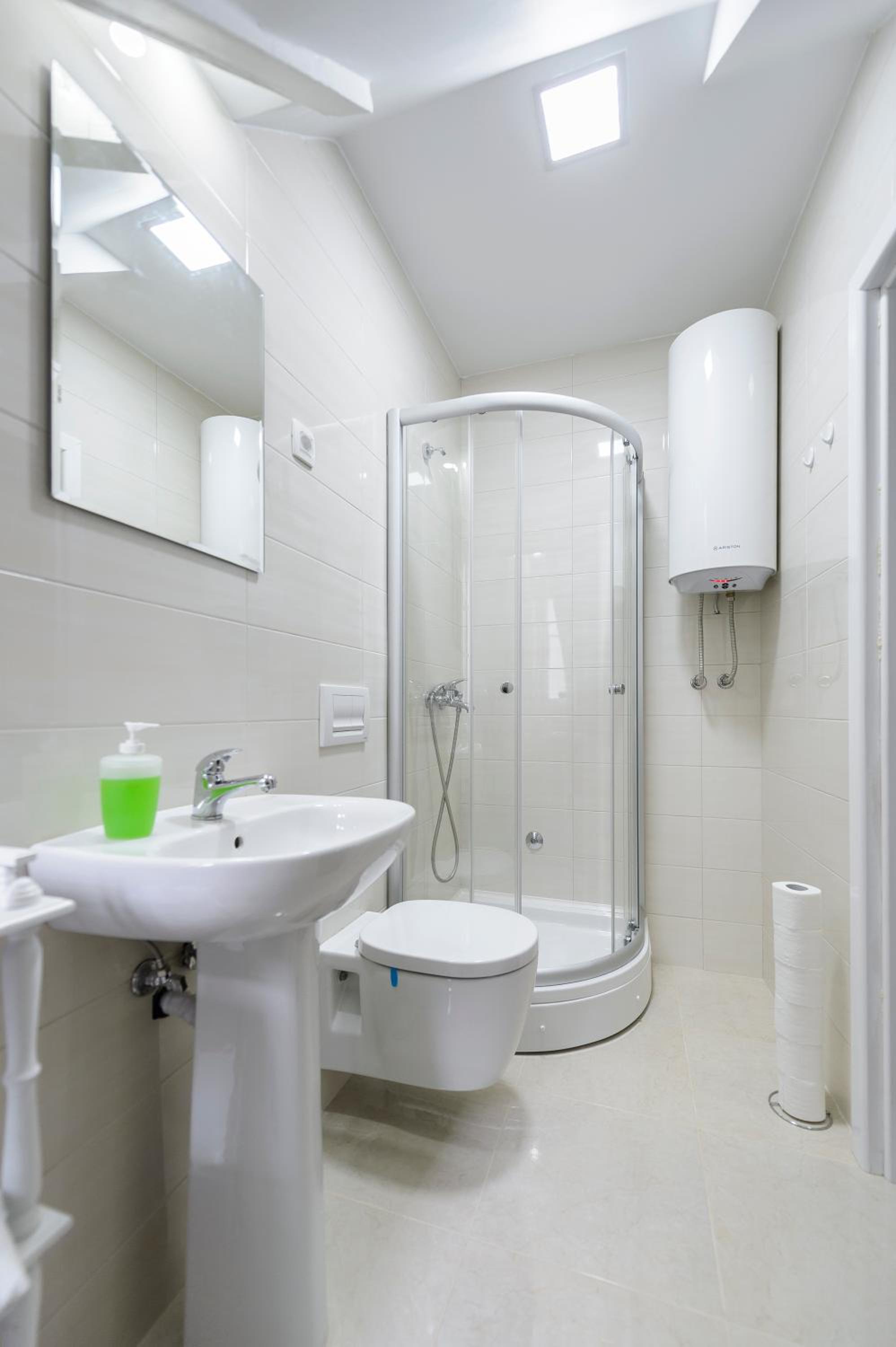 Single Room with Private Bathroom photo 3