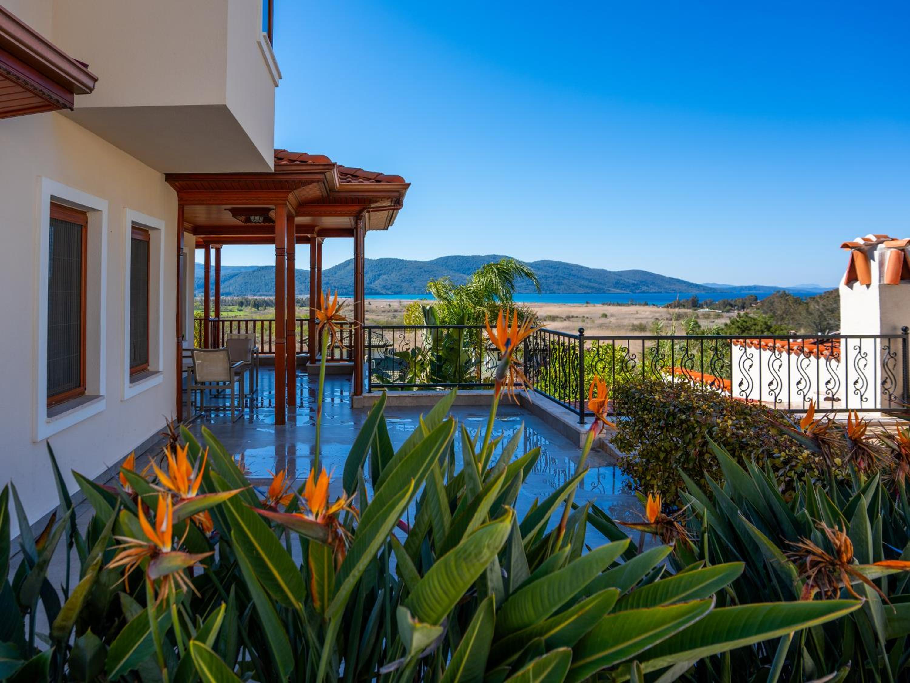 One-Bedroom Apartment with Sea View and Balcony
