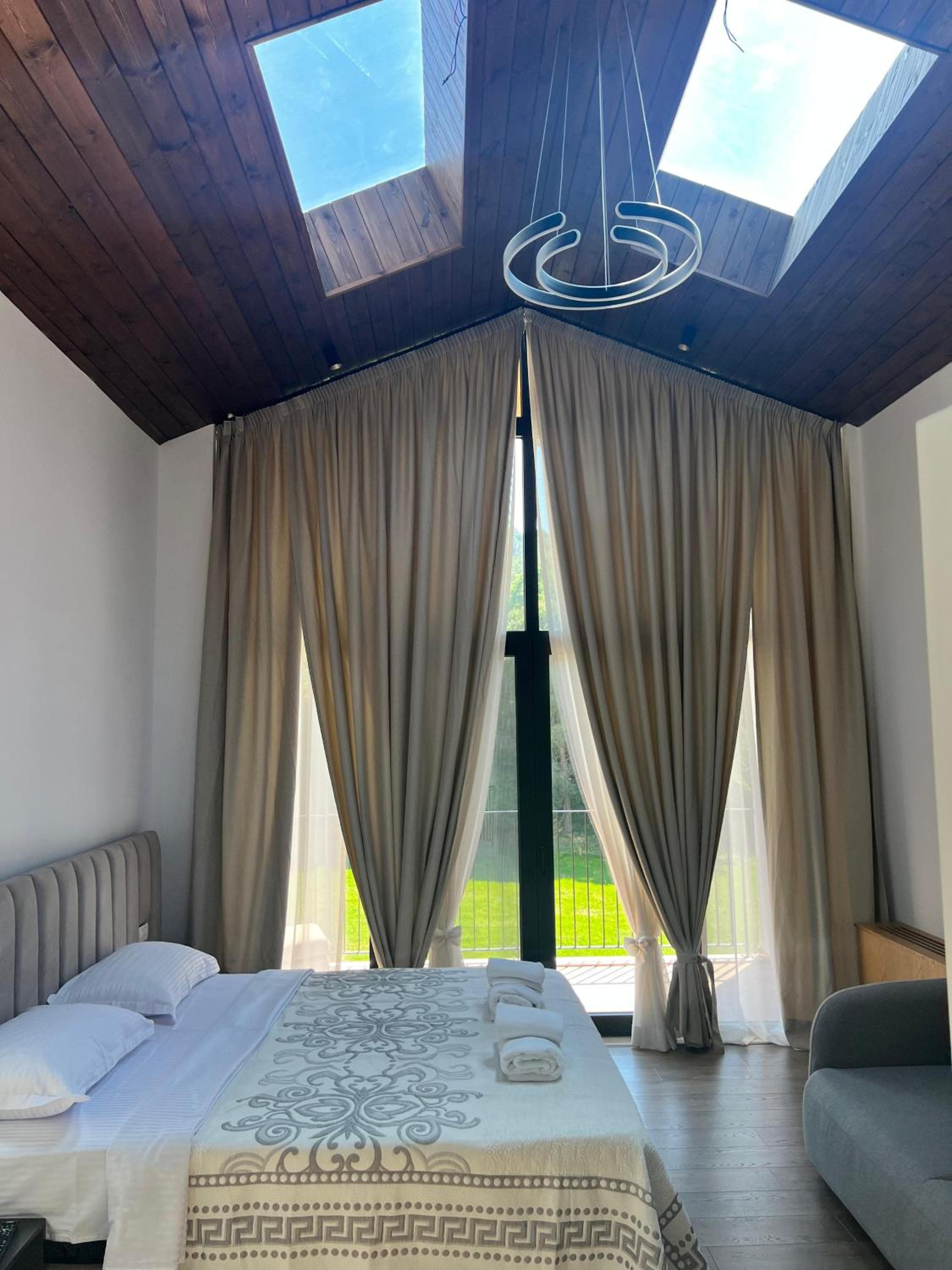 Deluxe Double Room (2 Adults + 1 Child) photo 3