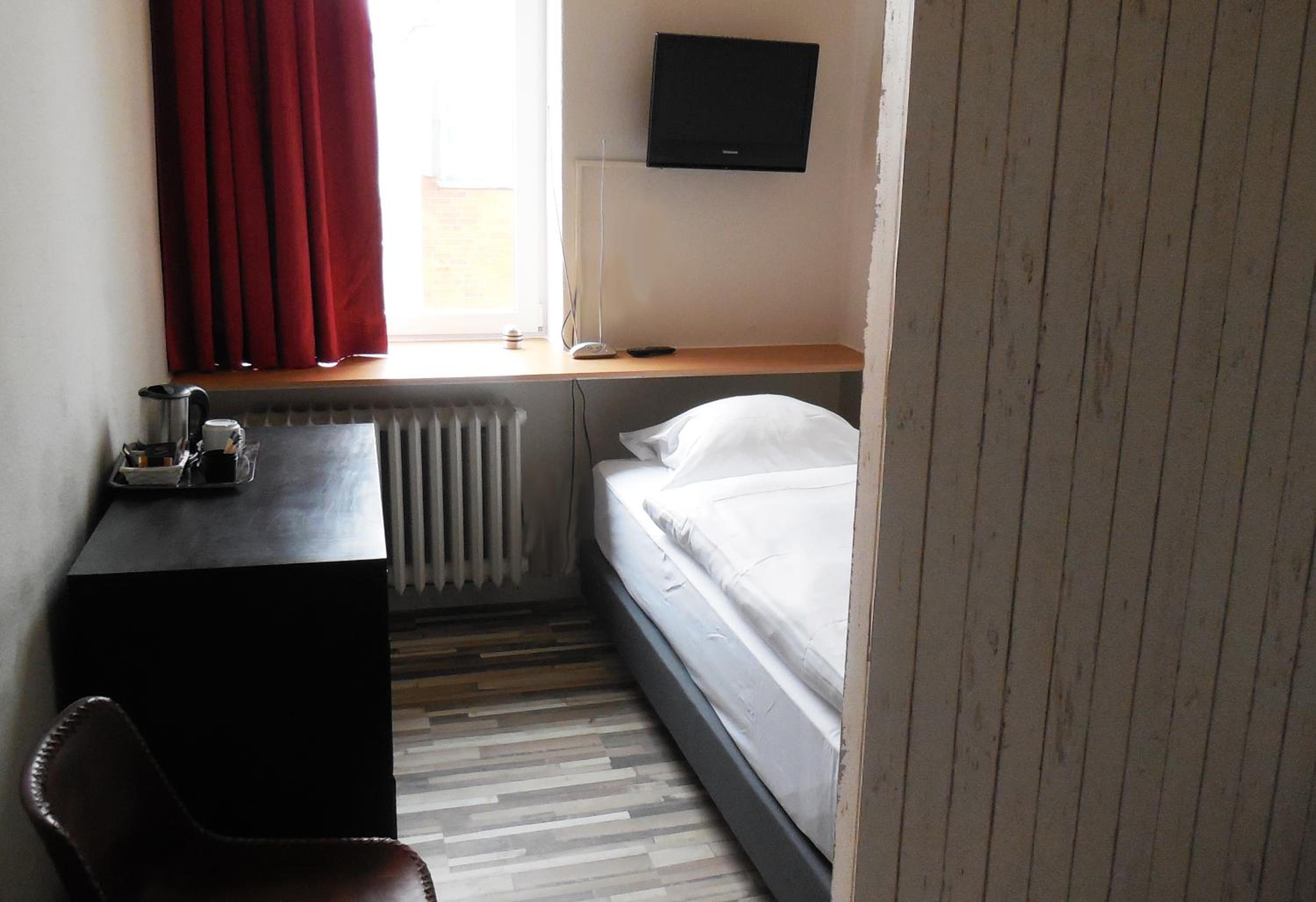 Standard - 1 Single Bed with Shared Bathroom and Toilett separated on floor