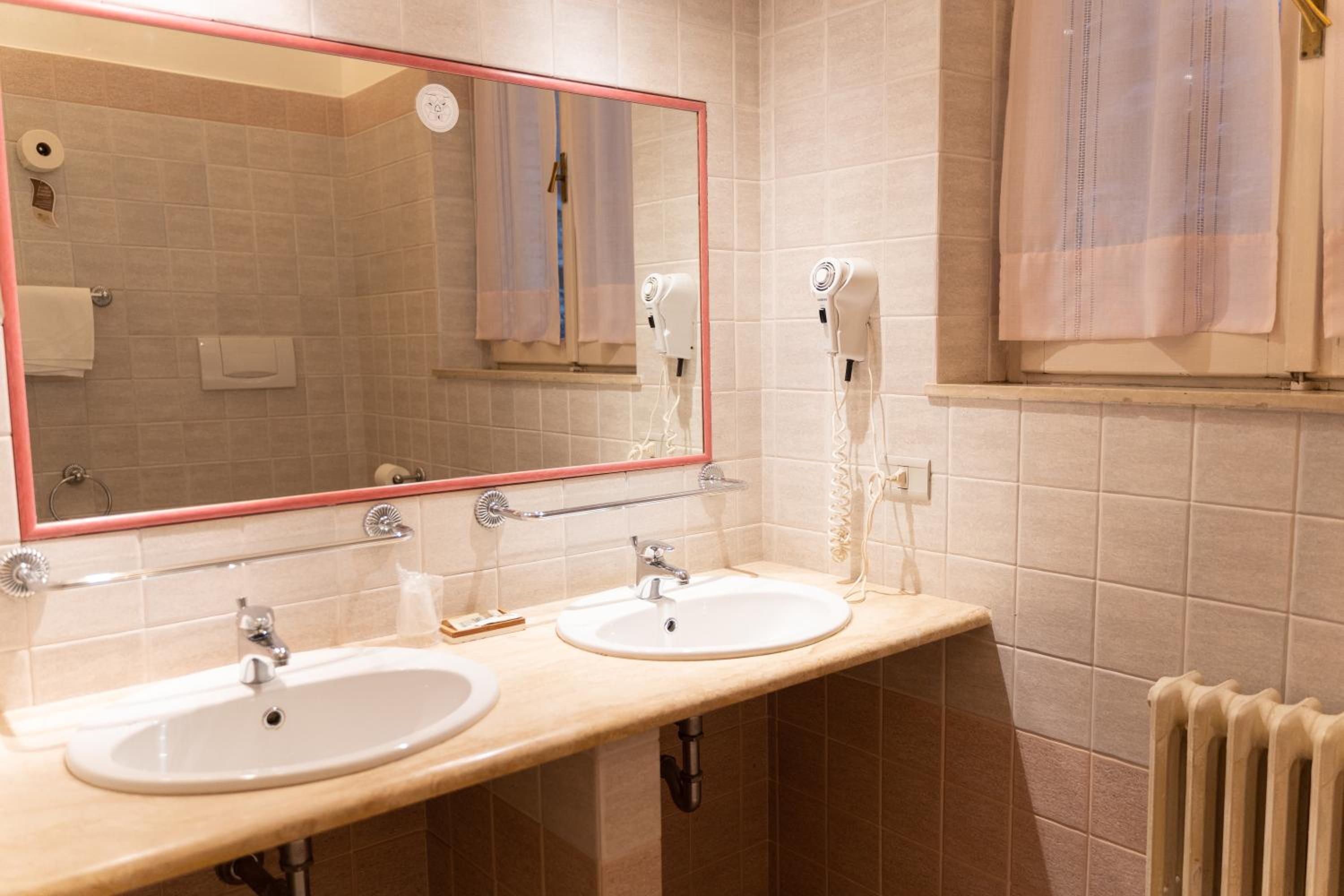 Superior Double or Twin Room with City View photo 3