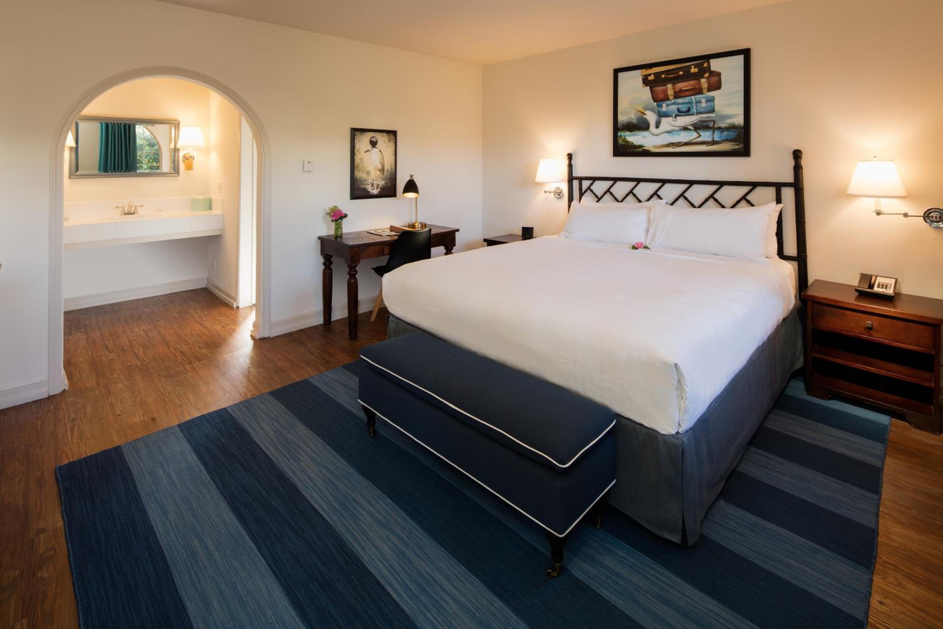 Standard King Room - Photo 5