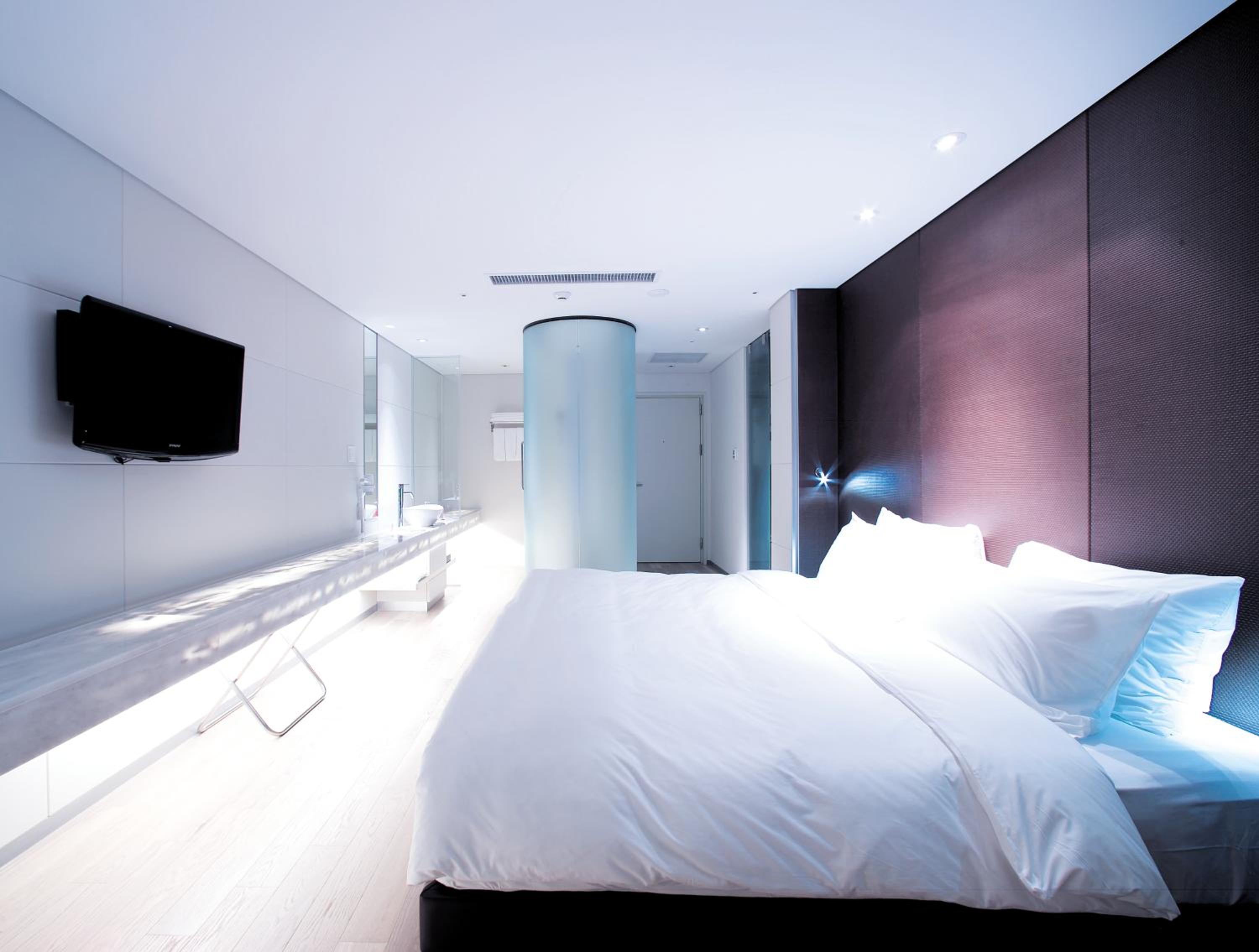 Deluxe King Room - Photo 7