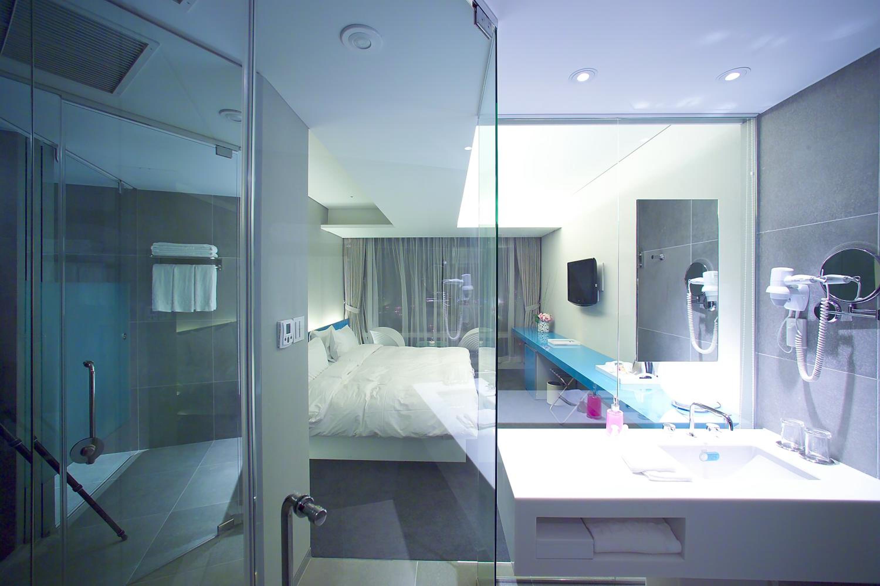 Deluxe King Room - Photo 8